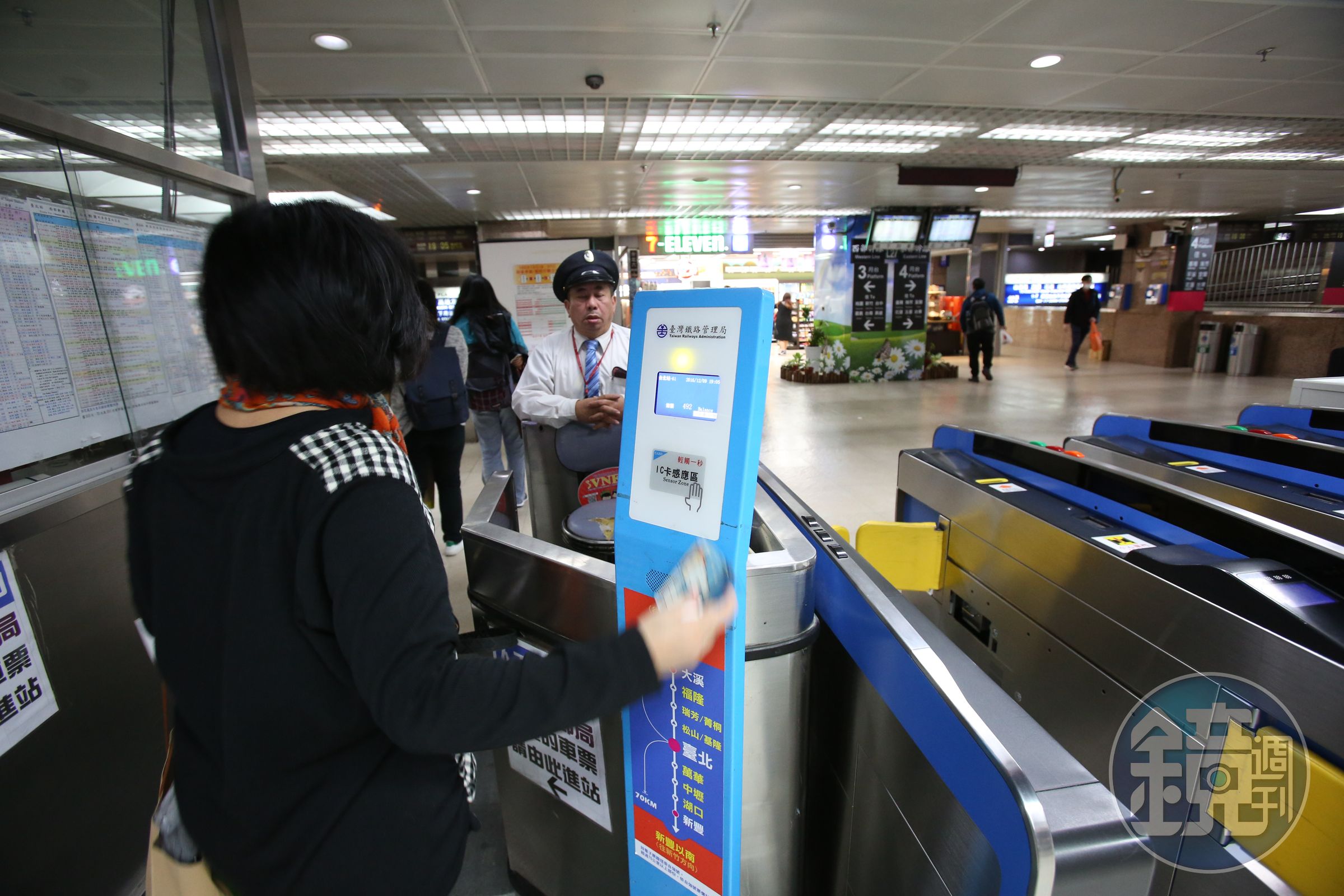 防止武漢肺炎進一步擴散蔓延，台鐵將針對車站及列車全面性消毒清潔。圖為資料照，非本新聞當事人。