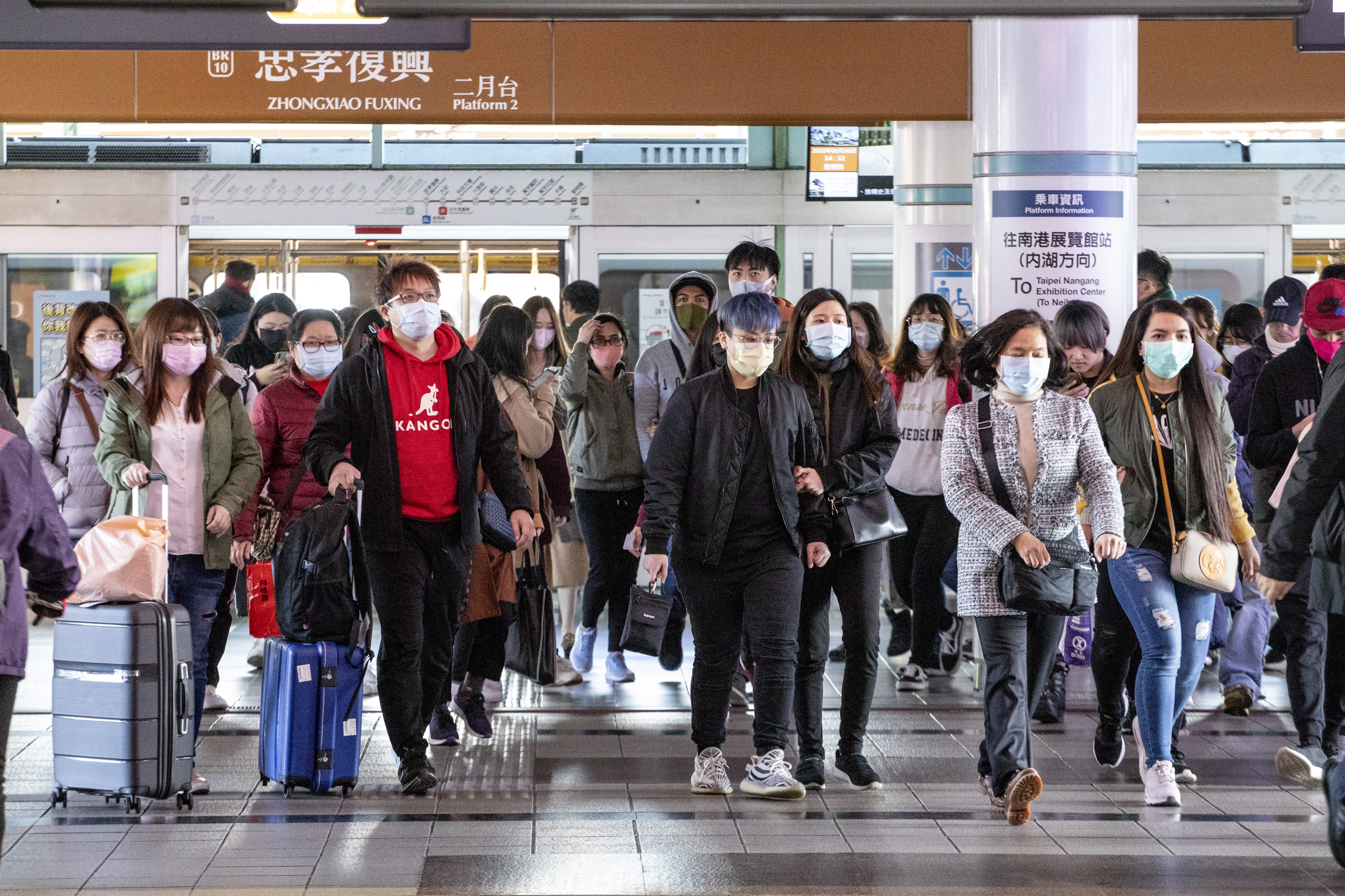 武漢肺炎「2019新型冠狀病毒」疫情升溫，國人出入公共場所幾乎都戴著口罩，也引發口罩搶購潮。