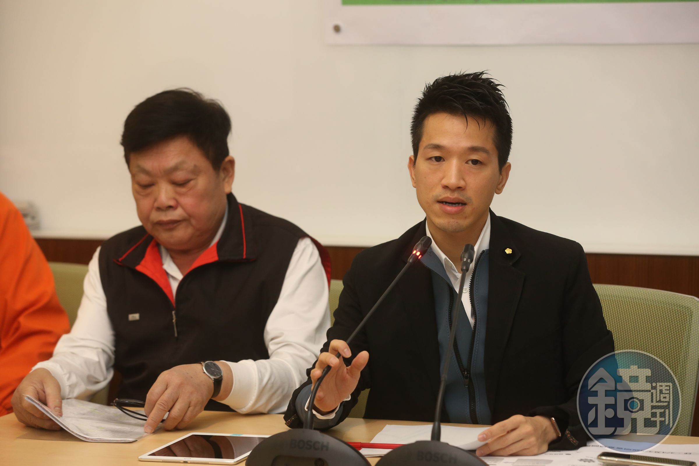 民進黨立委何志偉（右）昨在TVBS《T台政經話》透露藝人范瑋琪家人曾透過他表達想向行政院長蘇貞昌道歉。圖為本刊資料照
