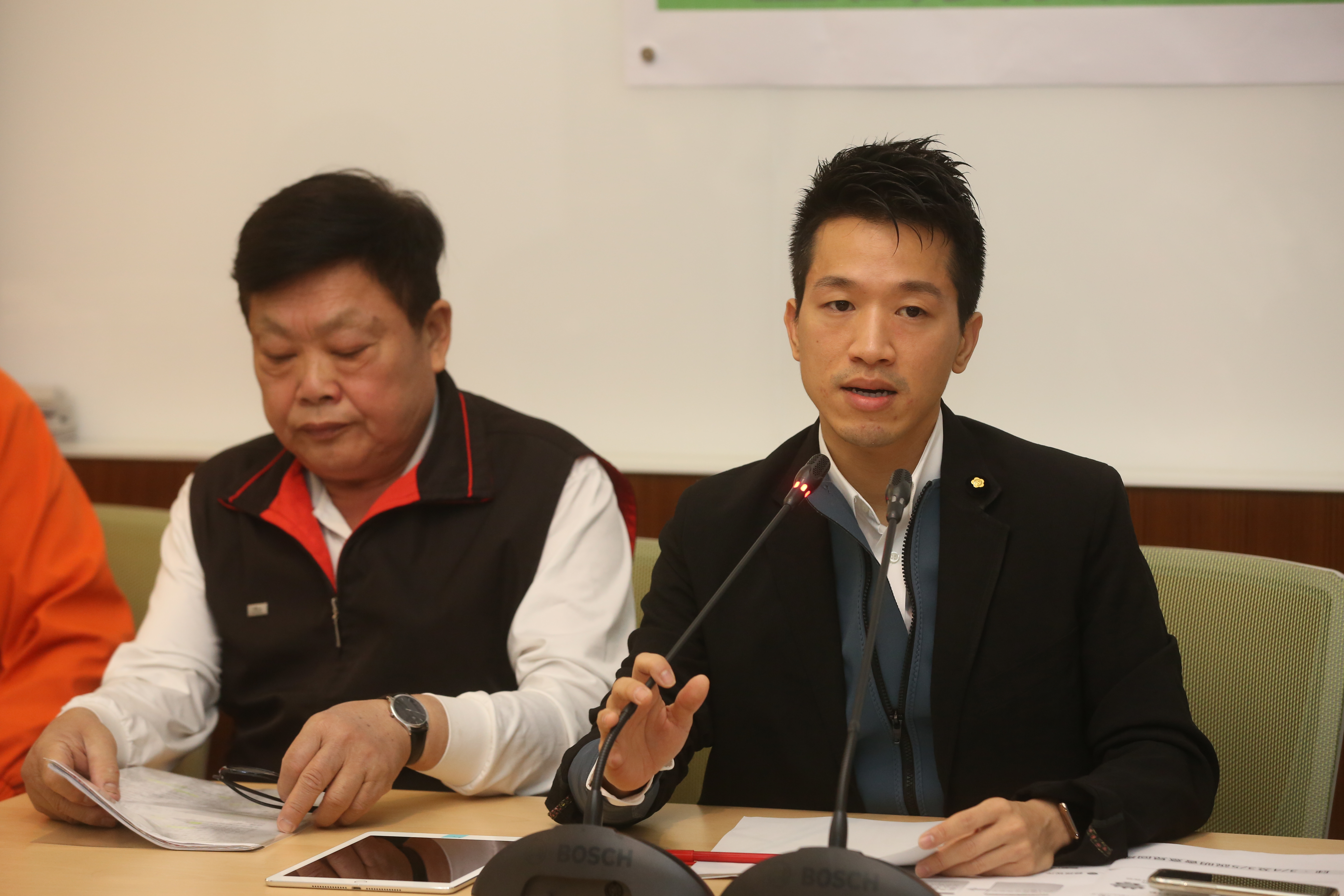 民進黨立委何志偉（右）昨在TVBS《T台政經話》透露藝人范瑋琪家人曾透過他表達想向行政院長蘇貞昌道歉。圖為本刊資料照