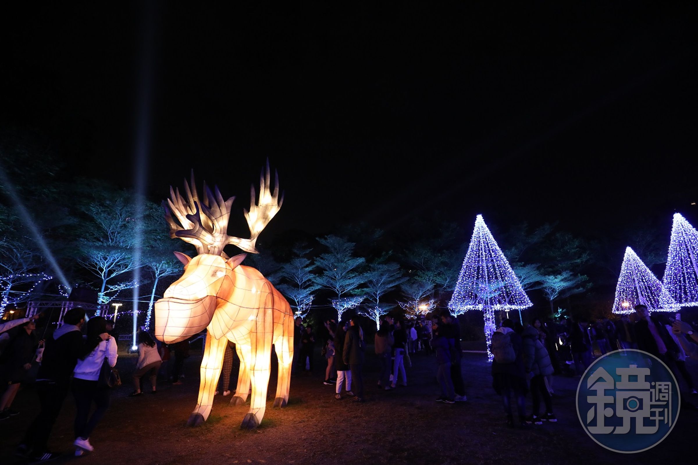 公園內森林中央有隻麋鹿，這兒每隔30分鐘會下雪一次。