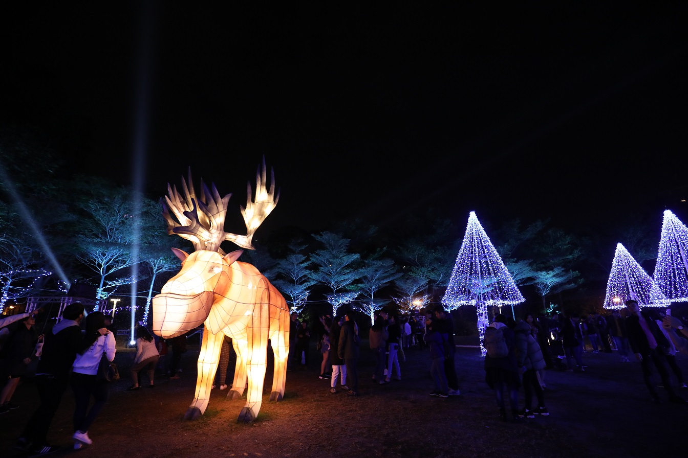 公園內森林中央有隻麋鹿，這兒每隔30分鐘會下雪一次。