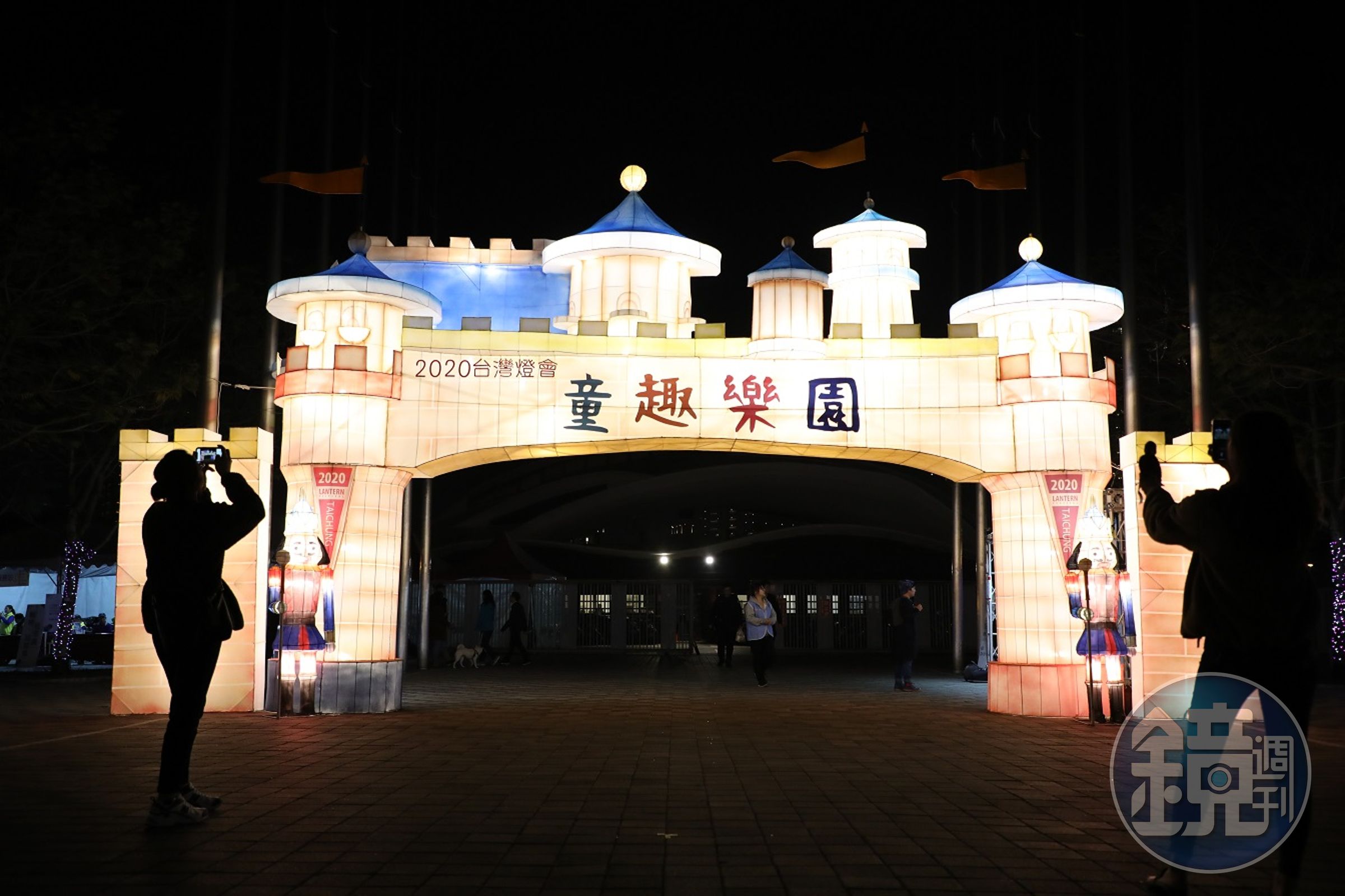 進入童趣樂園，就鑽入燈節場景了。