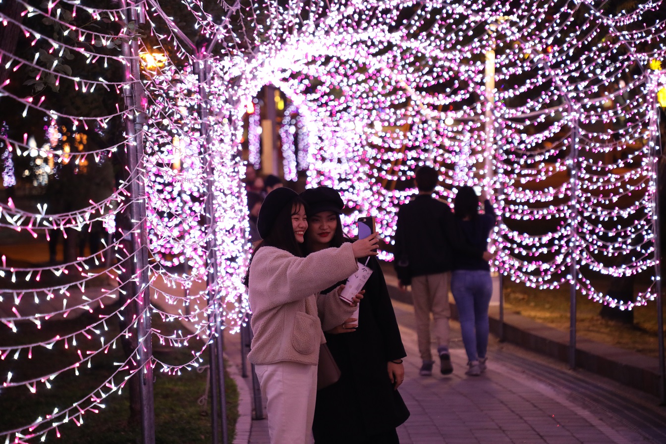 繽紛的光迴廊，許多人喜歡在這裡合照。