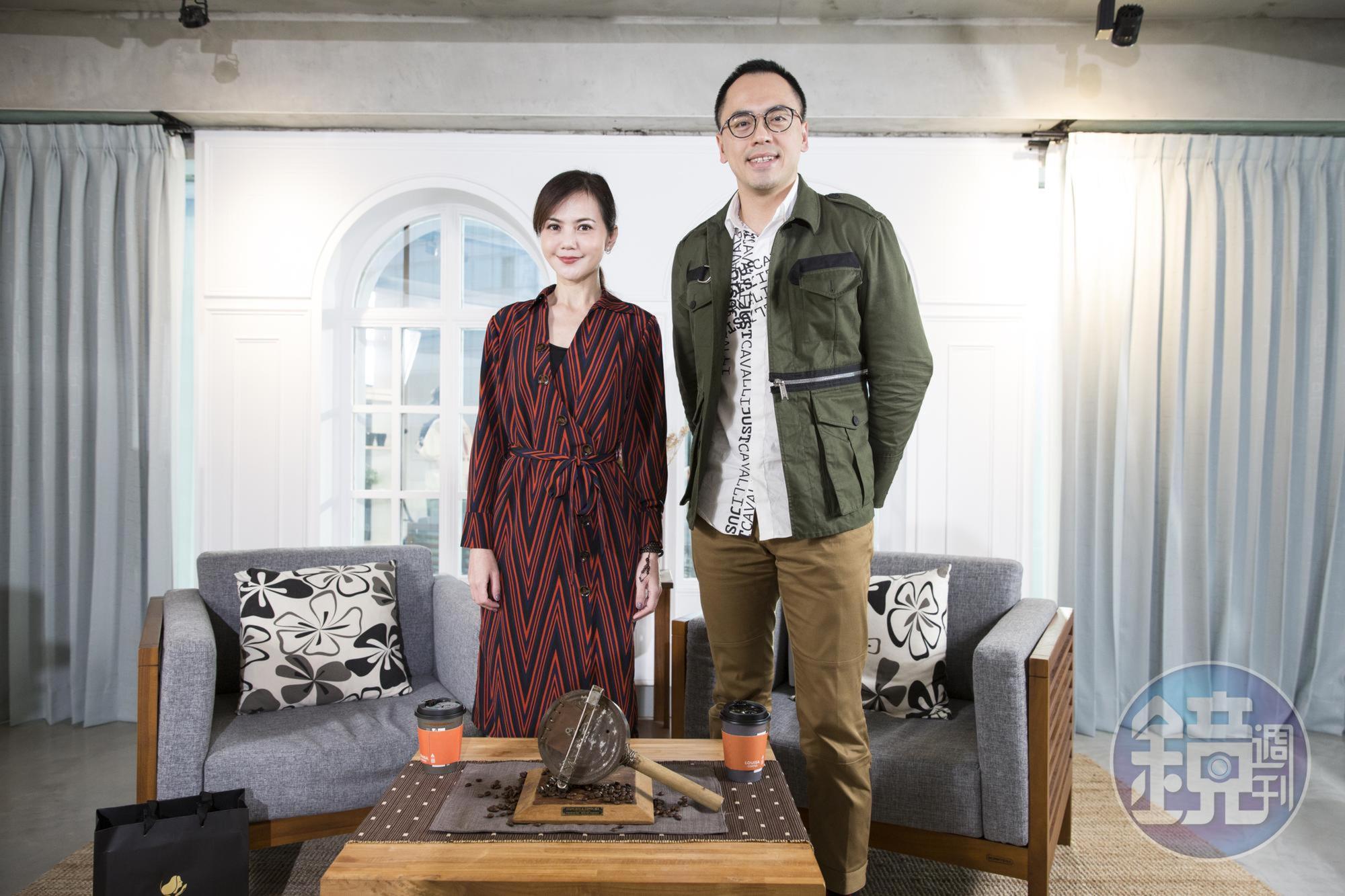 簡沛恩 (左）受鏡頭家節目邀約，專訪路易莎董事長黃銘賢（右），挖掘出不少創業故事與寶貴經驗。