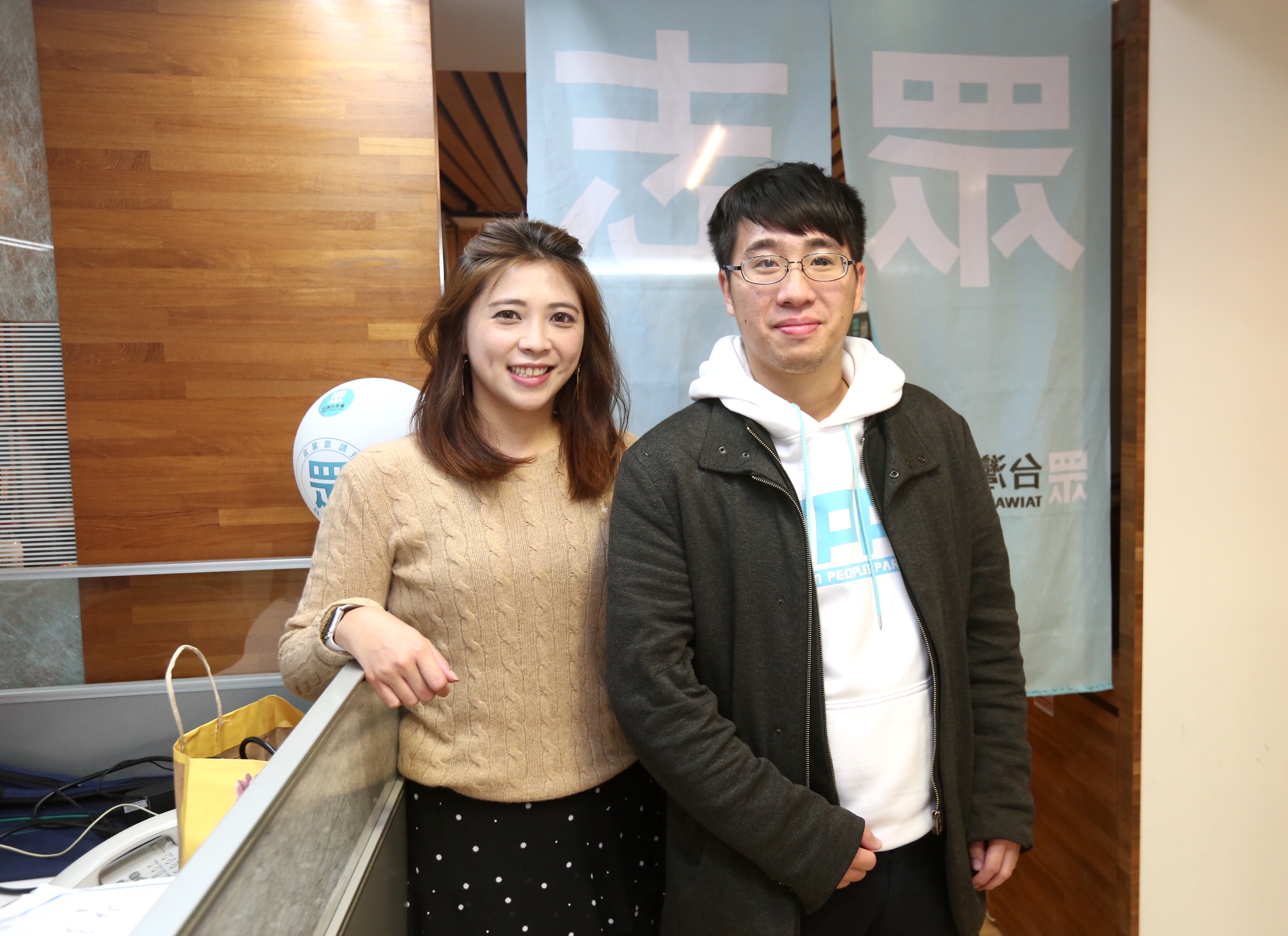 台灣民眾黨發言人陳思宇(左)、立委落選人朱哲成(右)都將進入國會擔任助理。