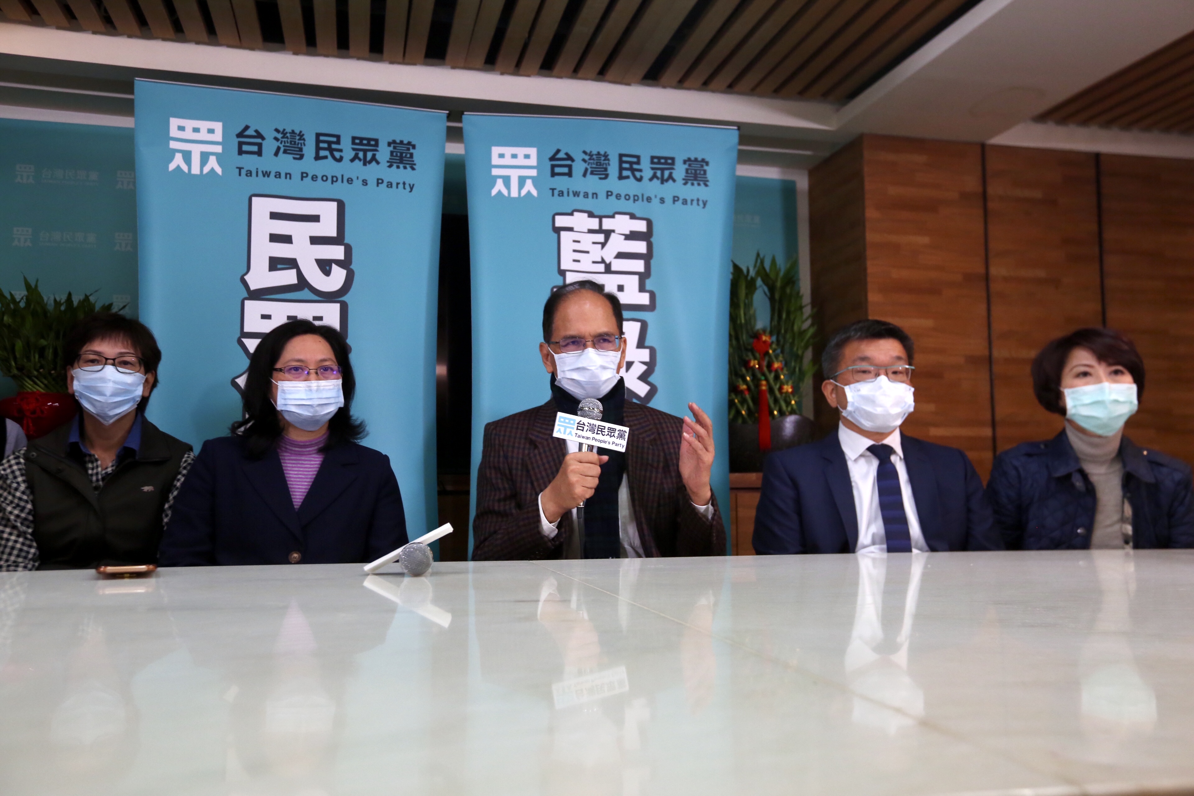 游錫堃今拜會時，所有人都戴著口罩。