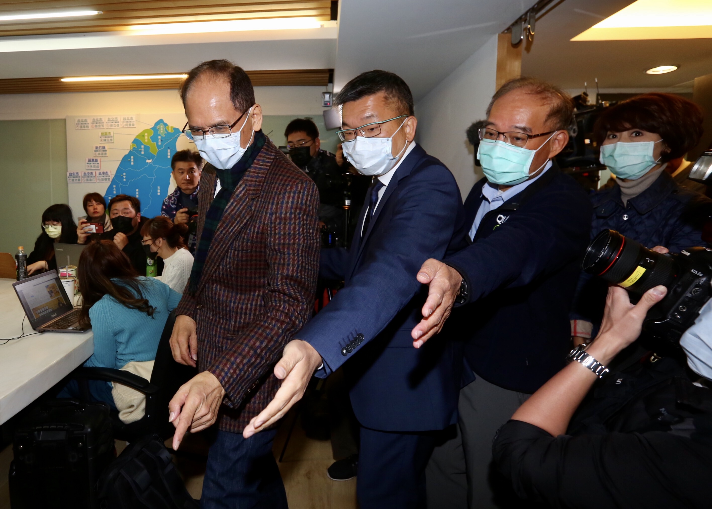 準立委游錫堃(左起)、立法院副院長蔡其昌今午拜會台灣民眾黨5位準立委。