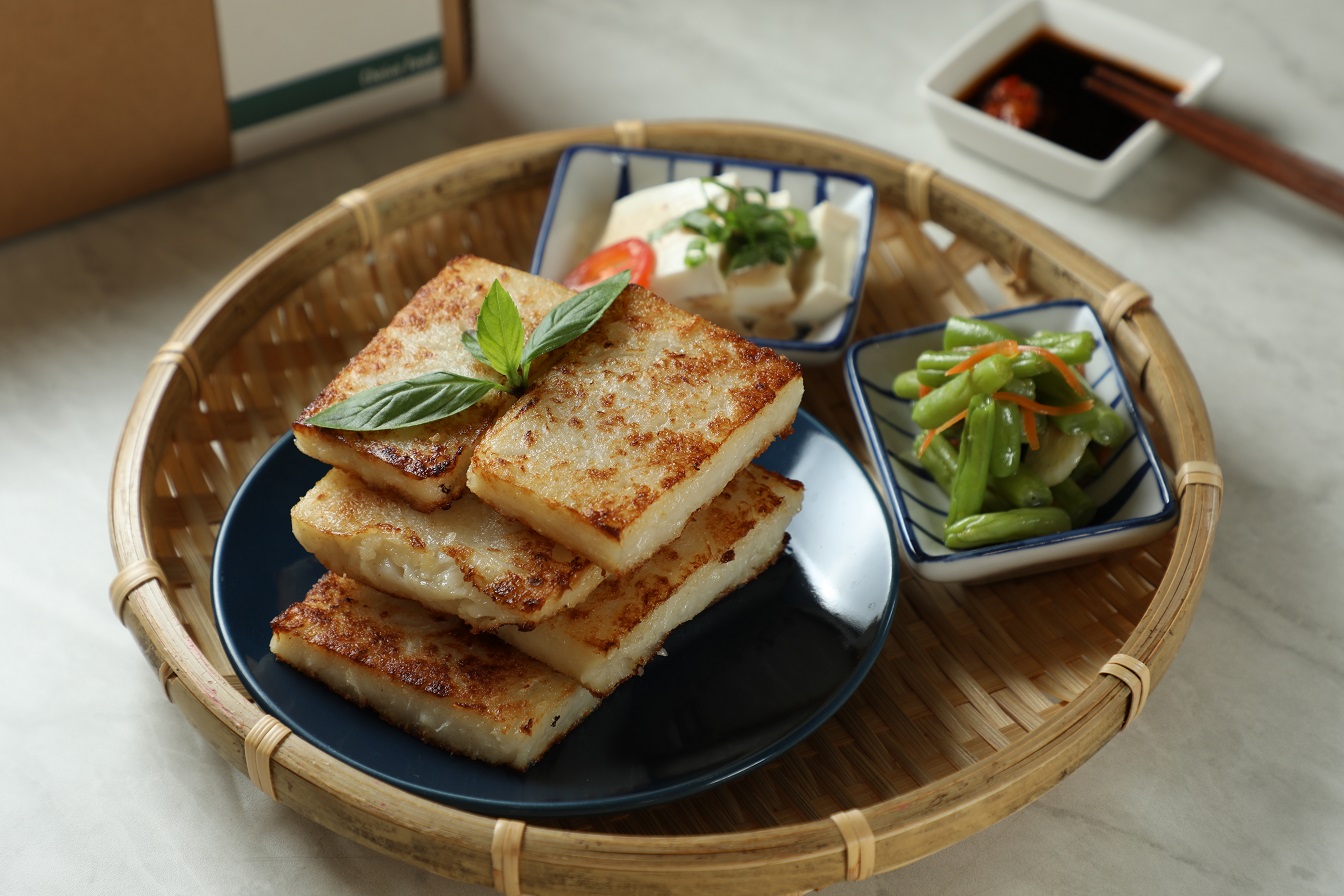 自製米磨蘿蔔粄就是蘿蔔糕，街頭巷尾都吃得到，但家家配方不同，此處的配方很家常，卻滿滿都是心意。（150元／份）