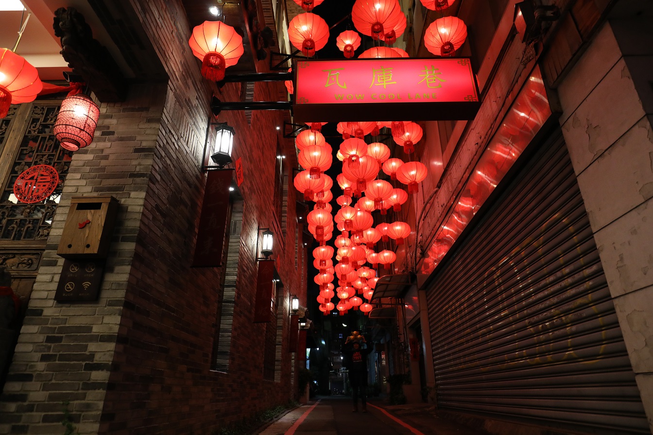 店旁邊的「瓦庫巷」，紅燈籠高掛，很有年節氣氛。