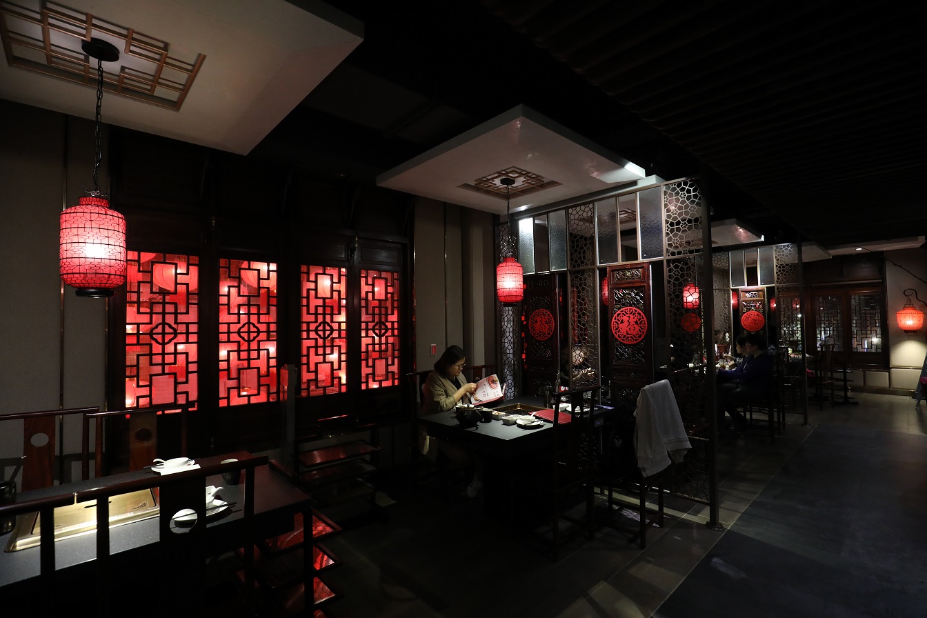 店內空間寬敞，注意桌與桌間間距，保有隱私空間。