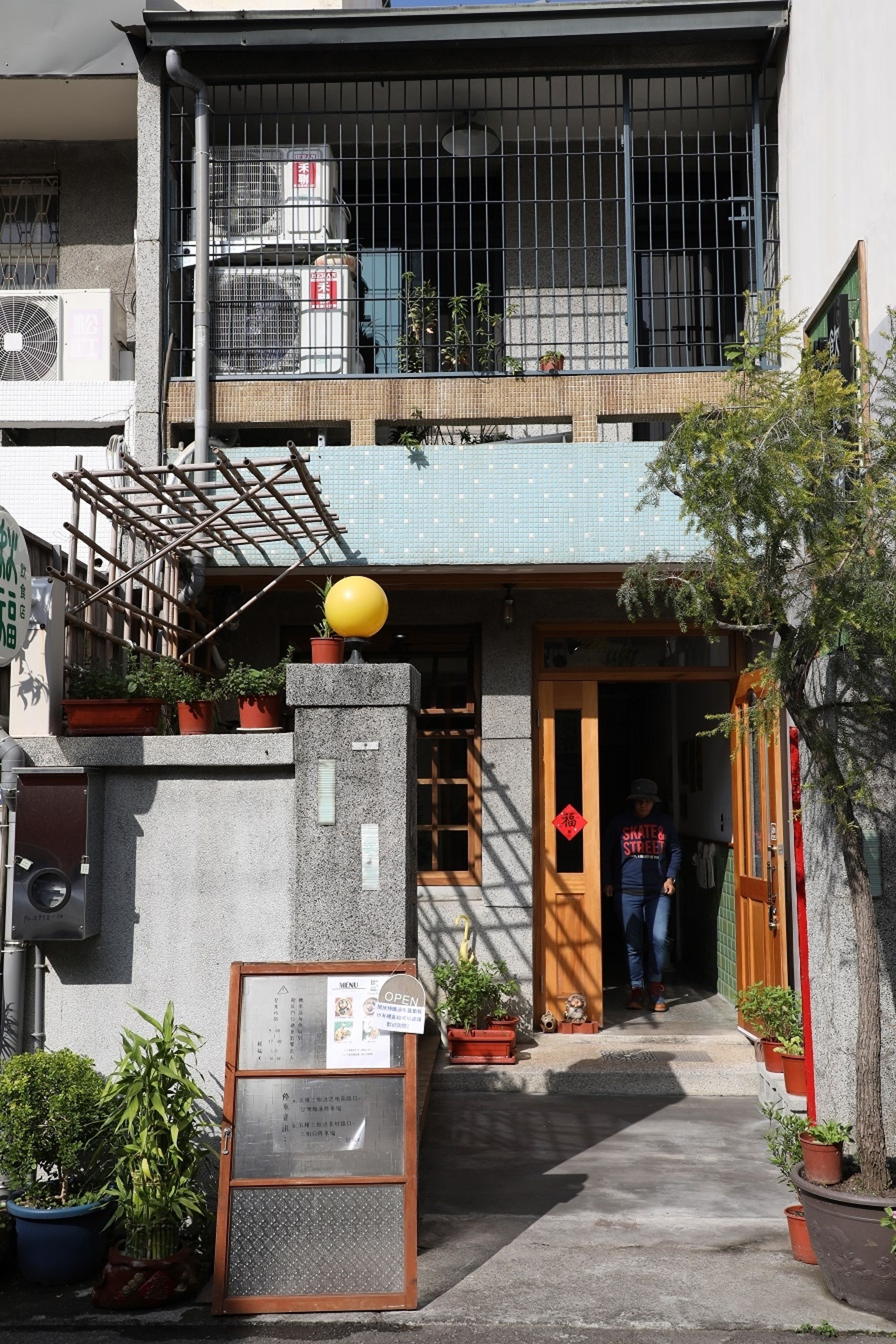 藏在巷內的「秋福飲食店」，陽光灑落的氣氛安靜美好。