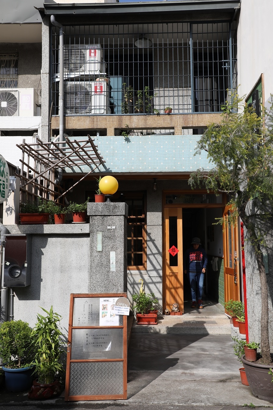 藏在巷內的「秋福飲食店」，陽光灑落的氣氛安靜美好。