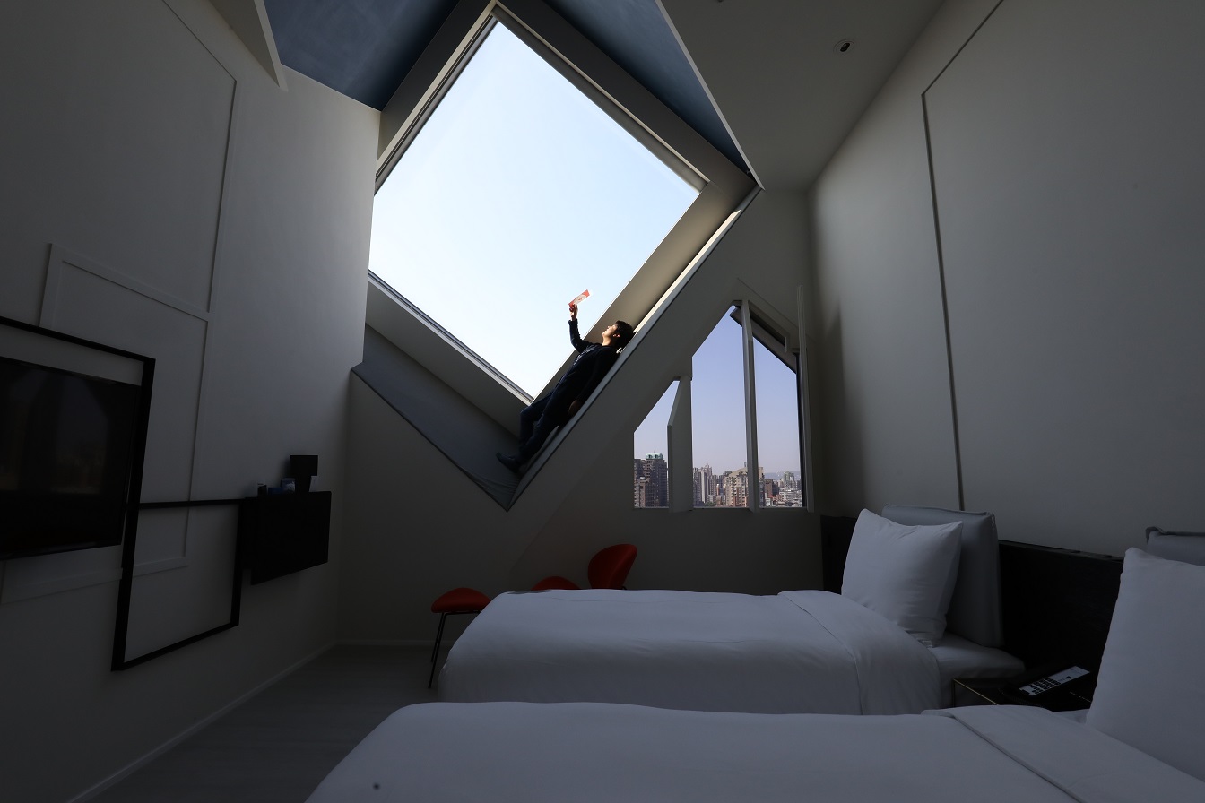 網美最愛的「星光客房」，許多人爬上窗台與整個房間合照。