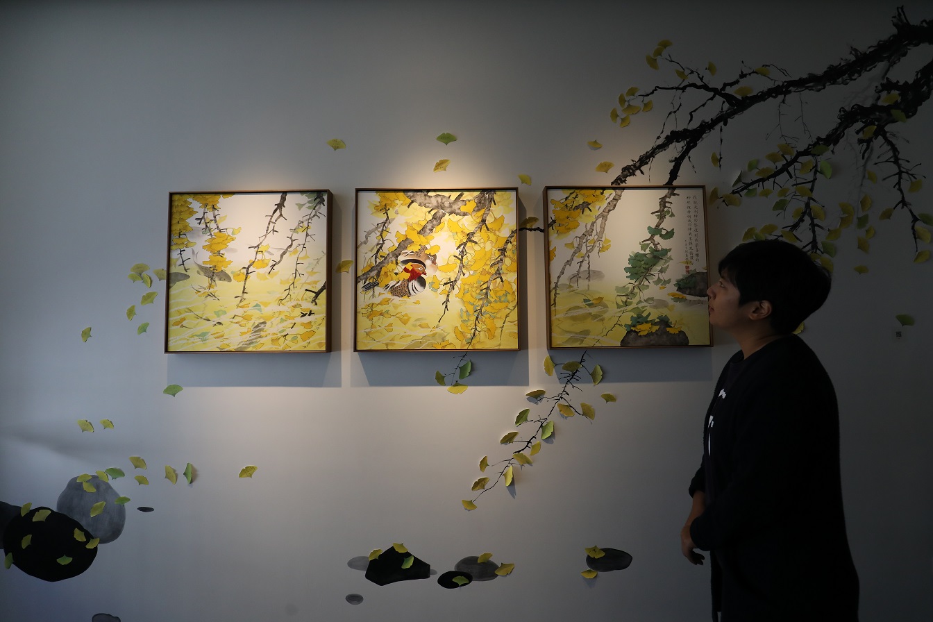 藝術家老莊的作品，將漫步綠園道的鳥兒變身爵士歌手，周圍全是銀杏。