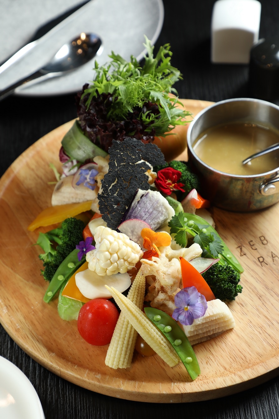 使用食用花、嫩葉芽苗及本地時蔬的沙拉，淋上皮耶蒙特熱沾醬品嘗。（480元／份）