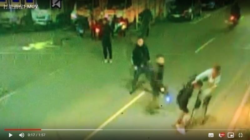 葉男約黃男出來談判，與其他3名友人持電擊棒、折疊刀攻擊圍毆，黃男送醫搶救後不治。（讀者提供）