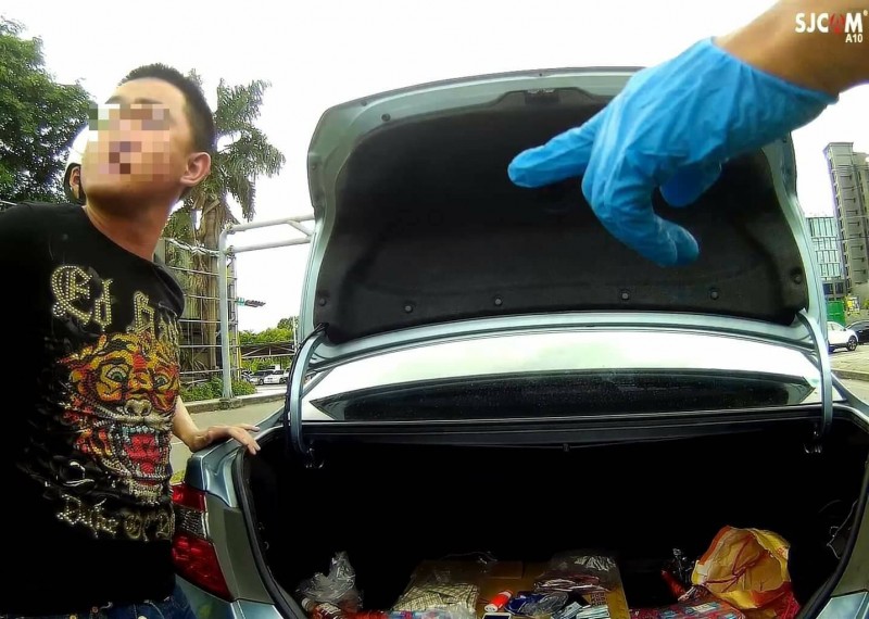 警方搜索涉嫌販毒的鄭嫌。（翻攝畫面）