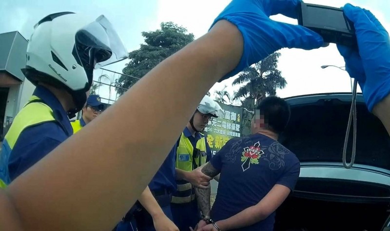 鄭嫌被當街制伏逮捕。(翻攝畫面)