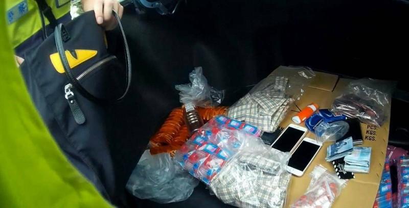 警方在鄭嫌車內起出大量毒品。(翻攝畫面)