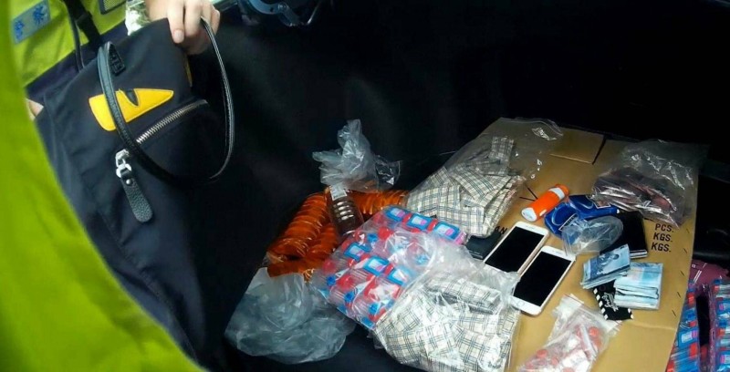 警方在鄭嫌車內起出大量毒品。(翻攝畫面)