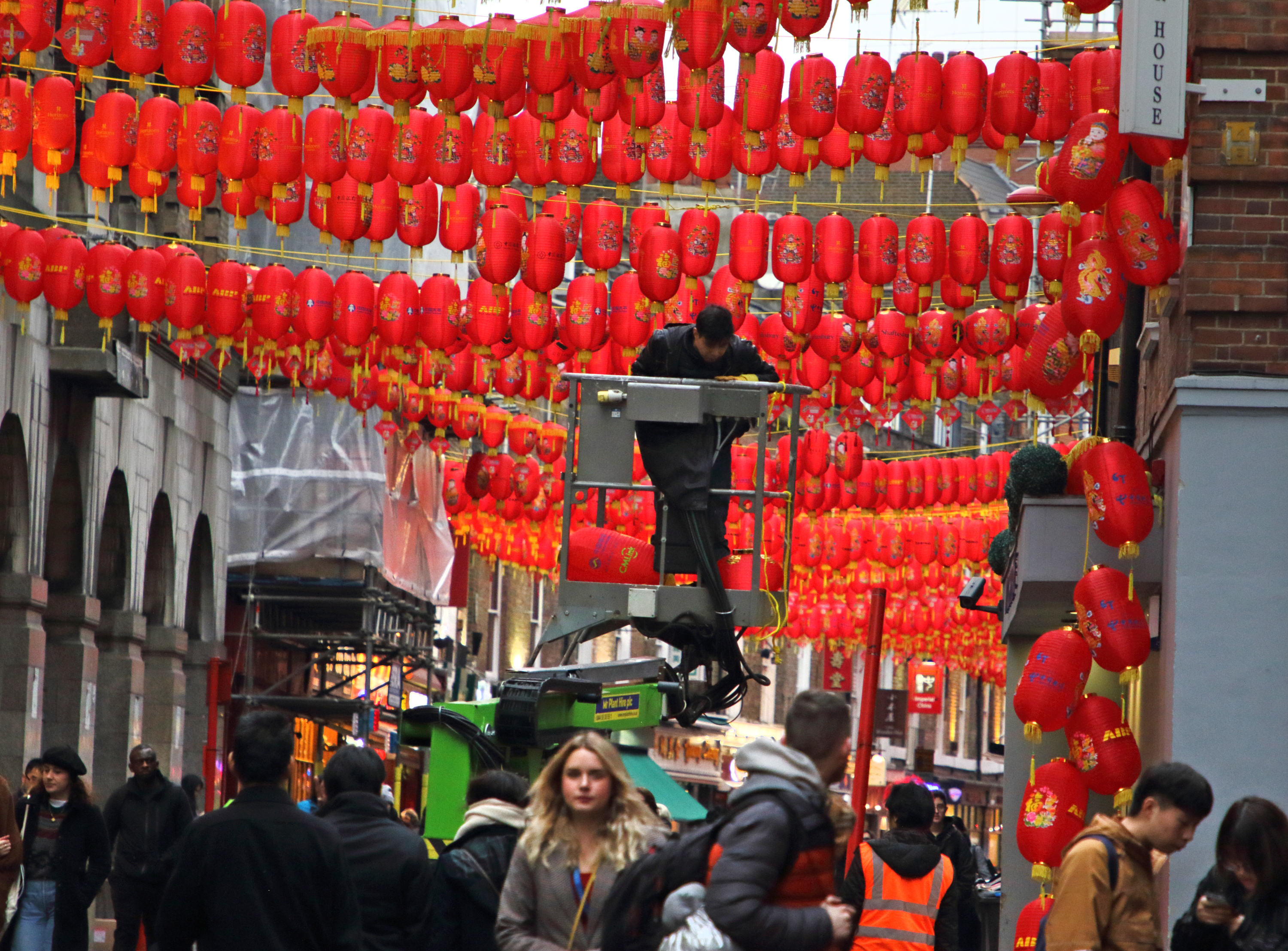 英國倫敦的唐人街為新春節慶進行街頭佈置。（東方IC）