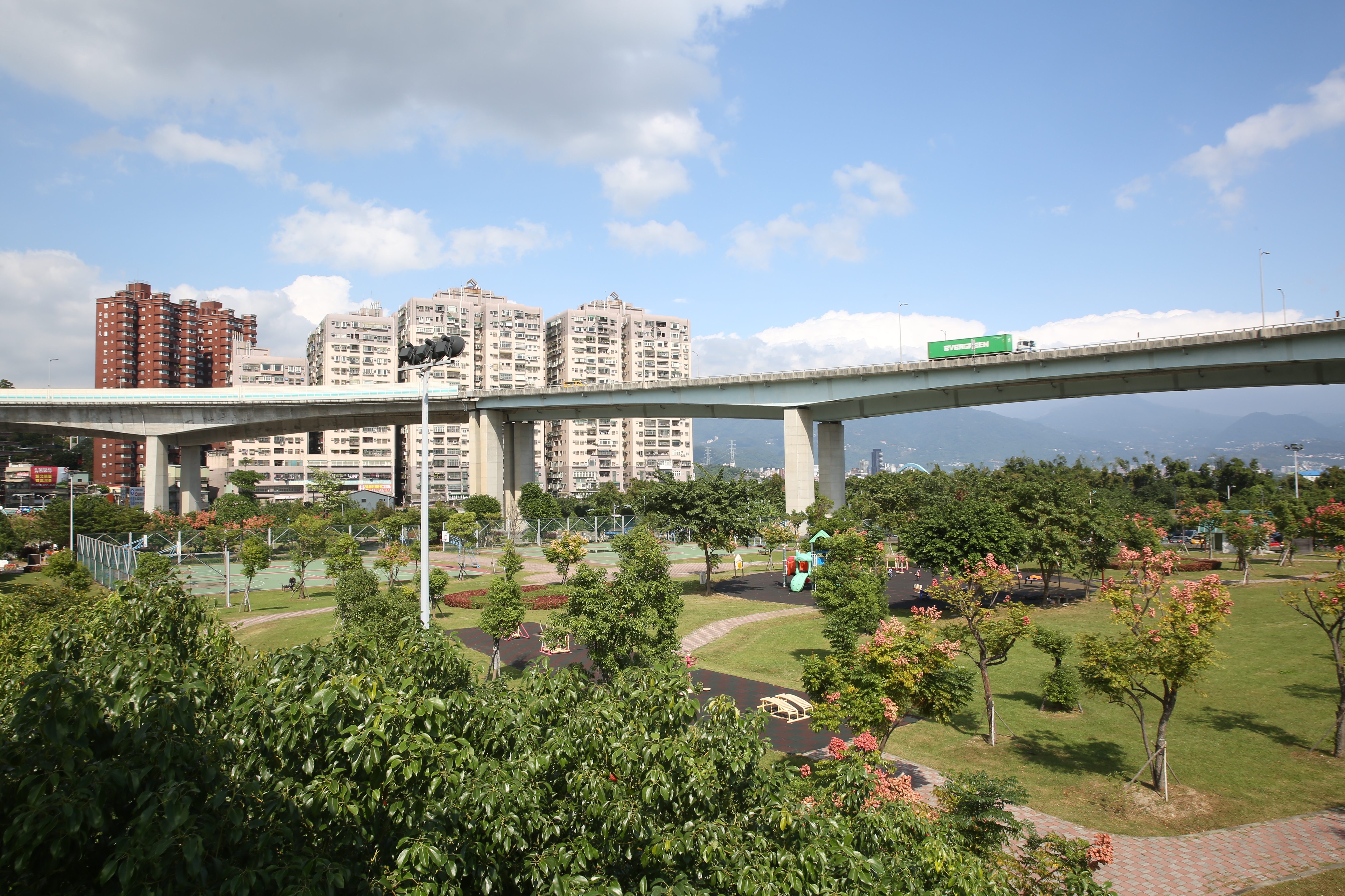 洲子洋重劃區周圍的交通網絡發達，更有大片的水岸綠地景觀，生活機能佳。