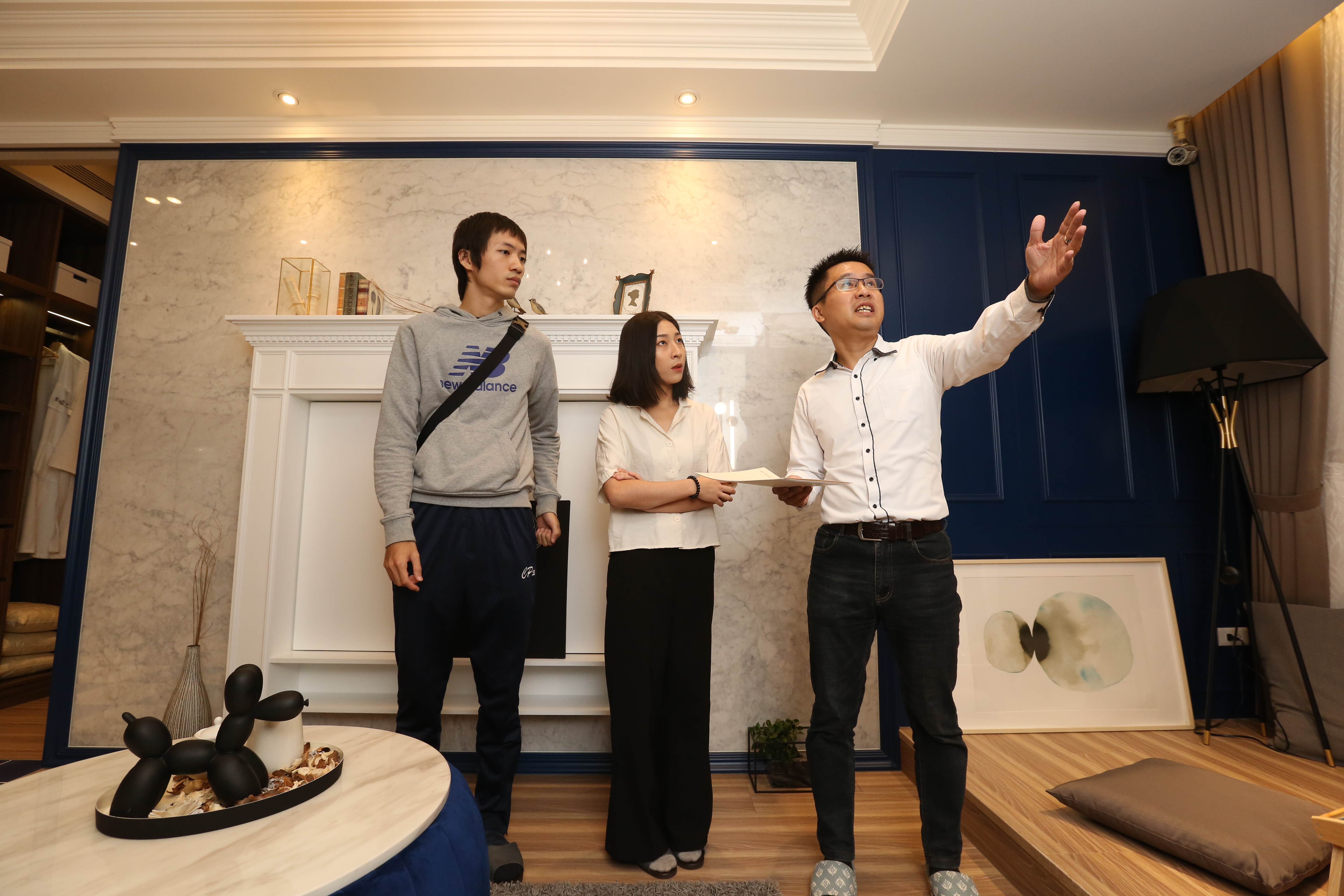 房產專家陪同年輕情侶檔看屋，提點買預售屋時應留意與觀察的部分。