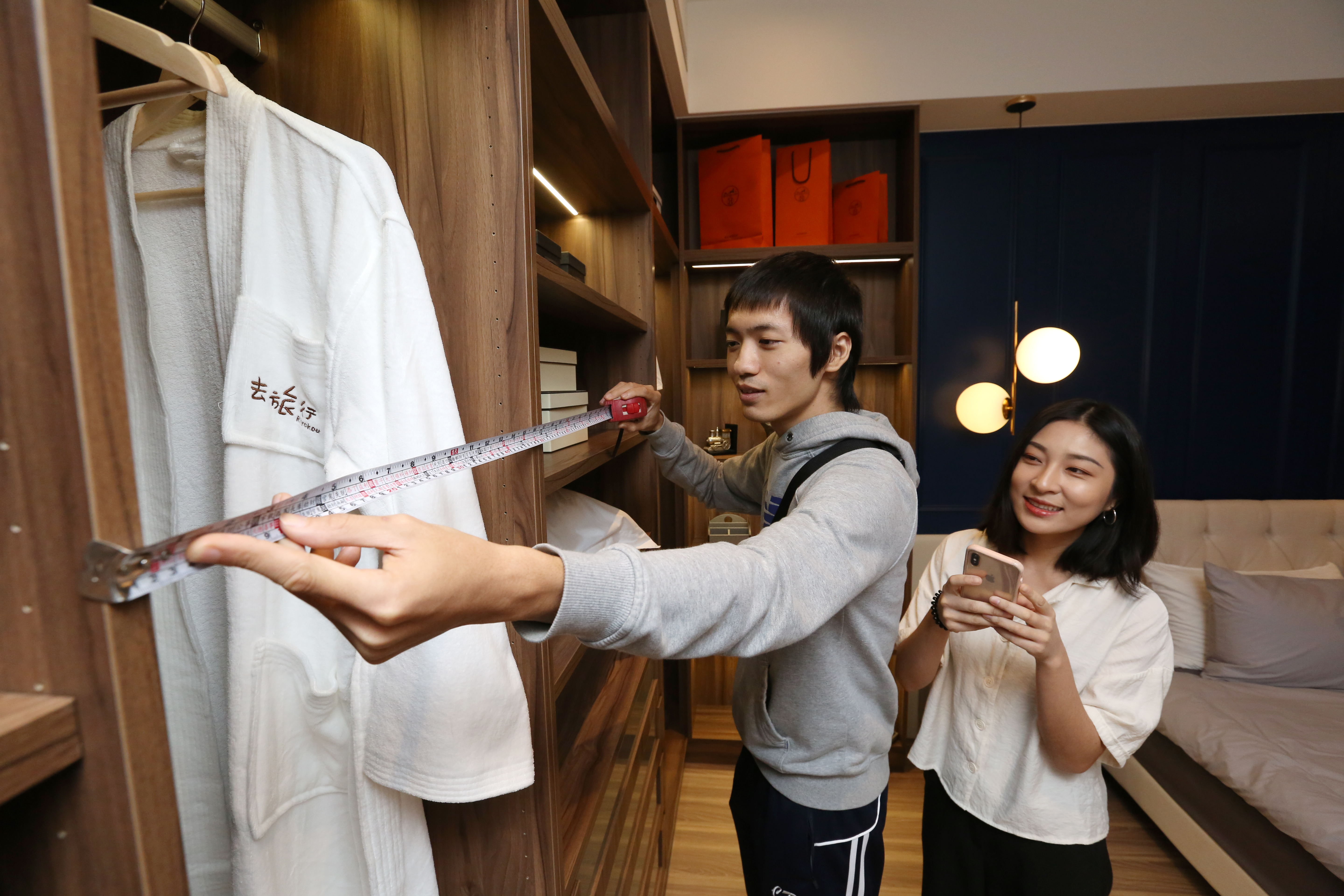 專家提醒，看樣品屋時，可實際測量衣櫃的尺寸與深度，以確定是否有足夠儲物空間。