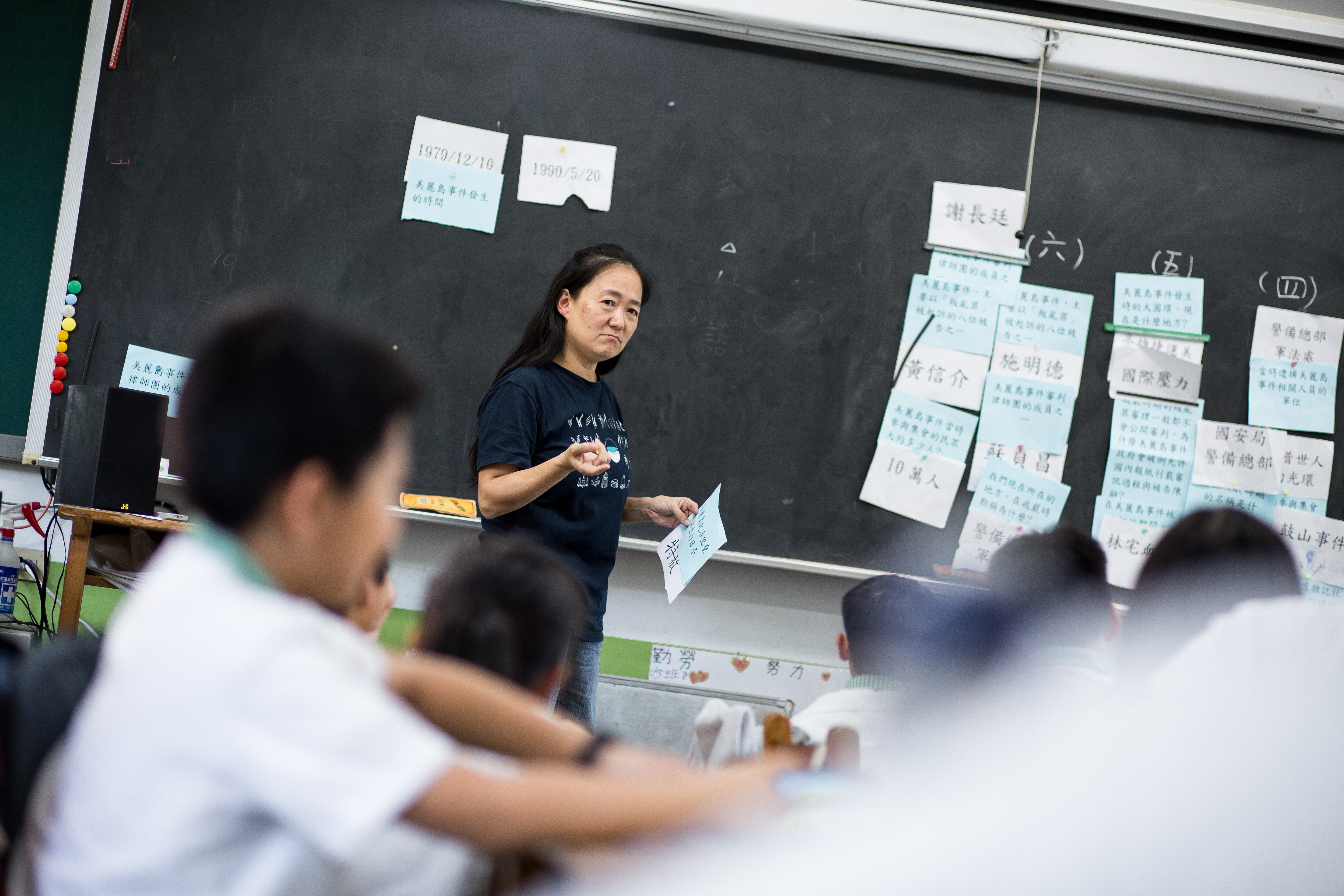 這天，翁麗淑用字卡遊戲的方式，帶領班上學生從「美麗島事件」認識「國際人權日」，台下一片熱絡，互動踴躍。
