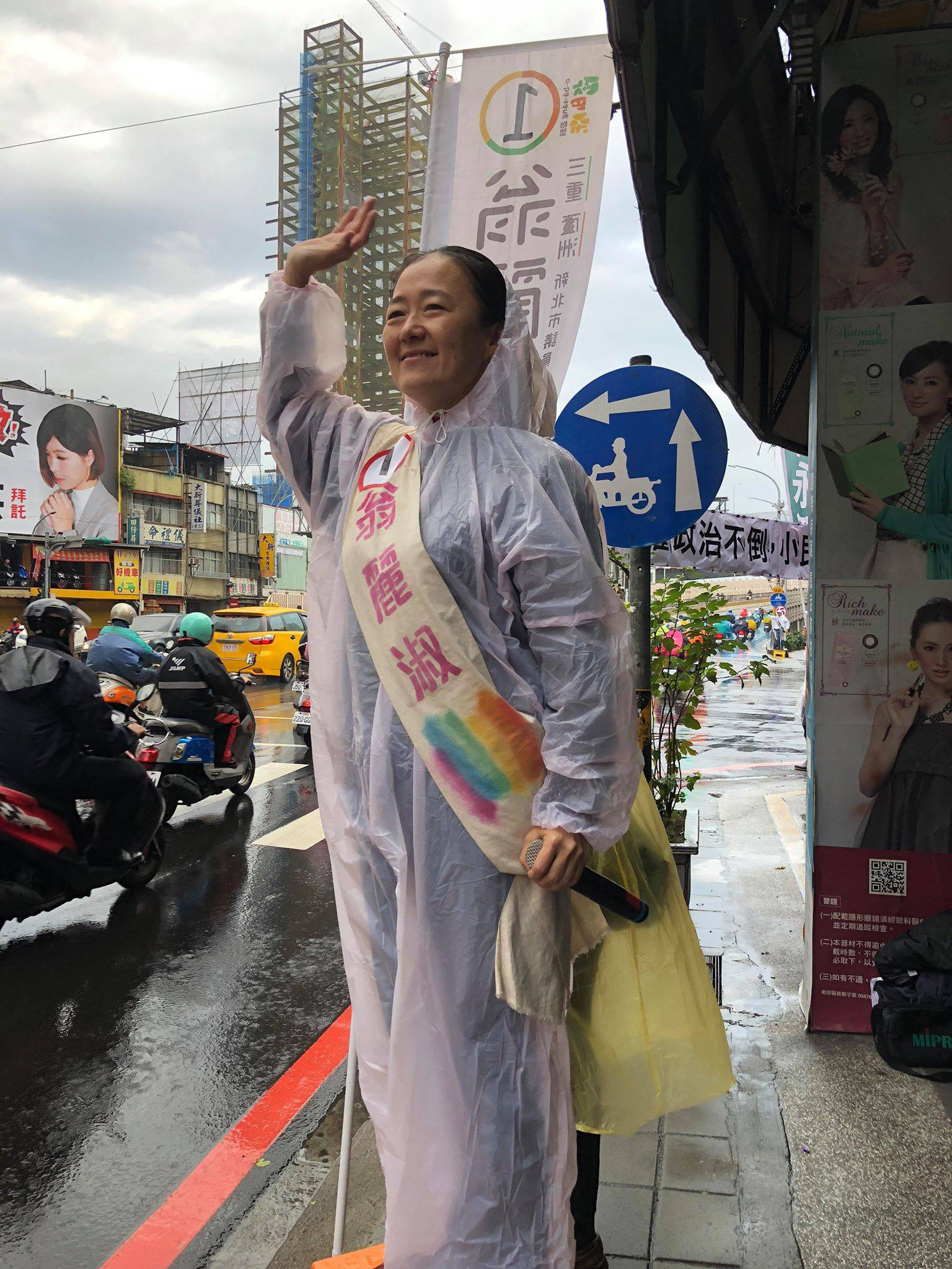 2018年,翁麗淑代表「歐巴桑聯盟」參選市議員,時不時要站上街頭跟選民拜票、問候,可惜最後敗北沒有選上。(翁麗淑提供)