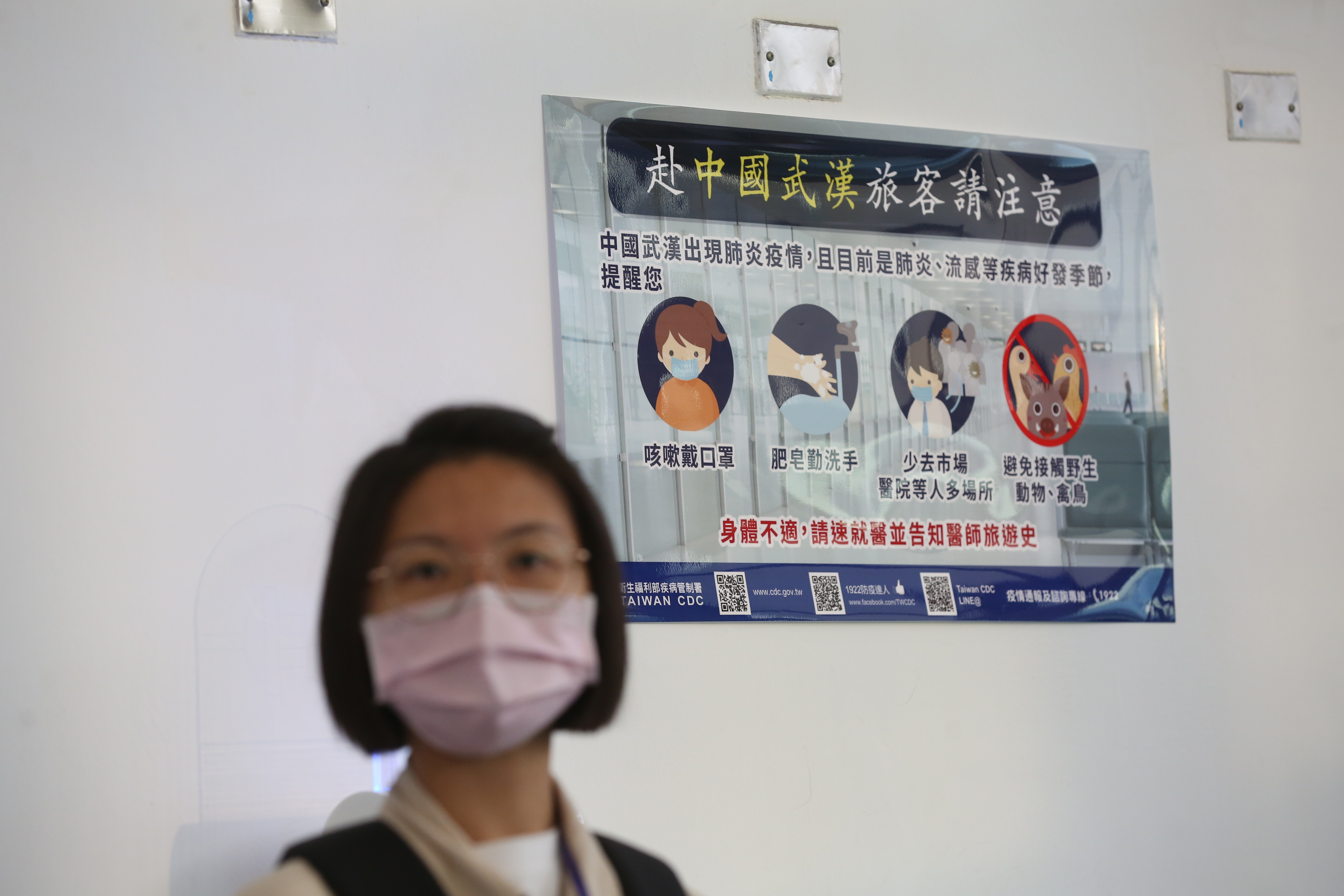 武漢肺炎疫情加劇，有民眾以錄音檔或不實文字訊息，謠傳多家醫院收治肺炎病患，警方今（31日）表示，已將恣意散布假消息的8名男女移送法辦。