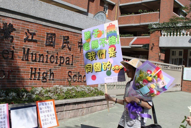 鷺江國中楊允承因性別氣質被霸凌，傷心走上絕路，事發後，許多心疼不捨他的人士到校門口遞上鮮花卡片，送他最後一程。（友善台灣聯盟提供）