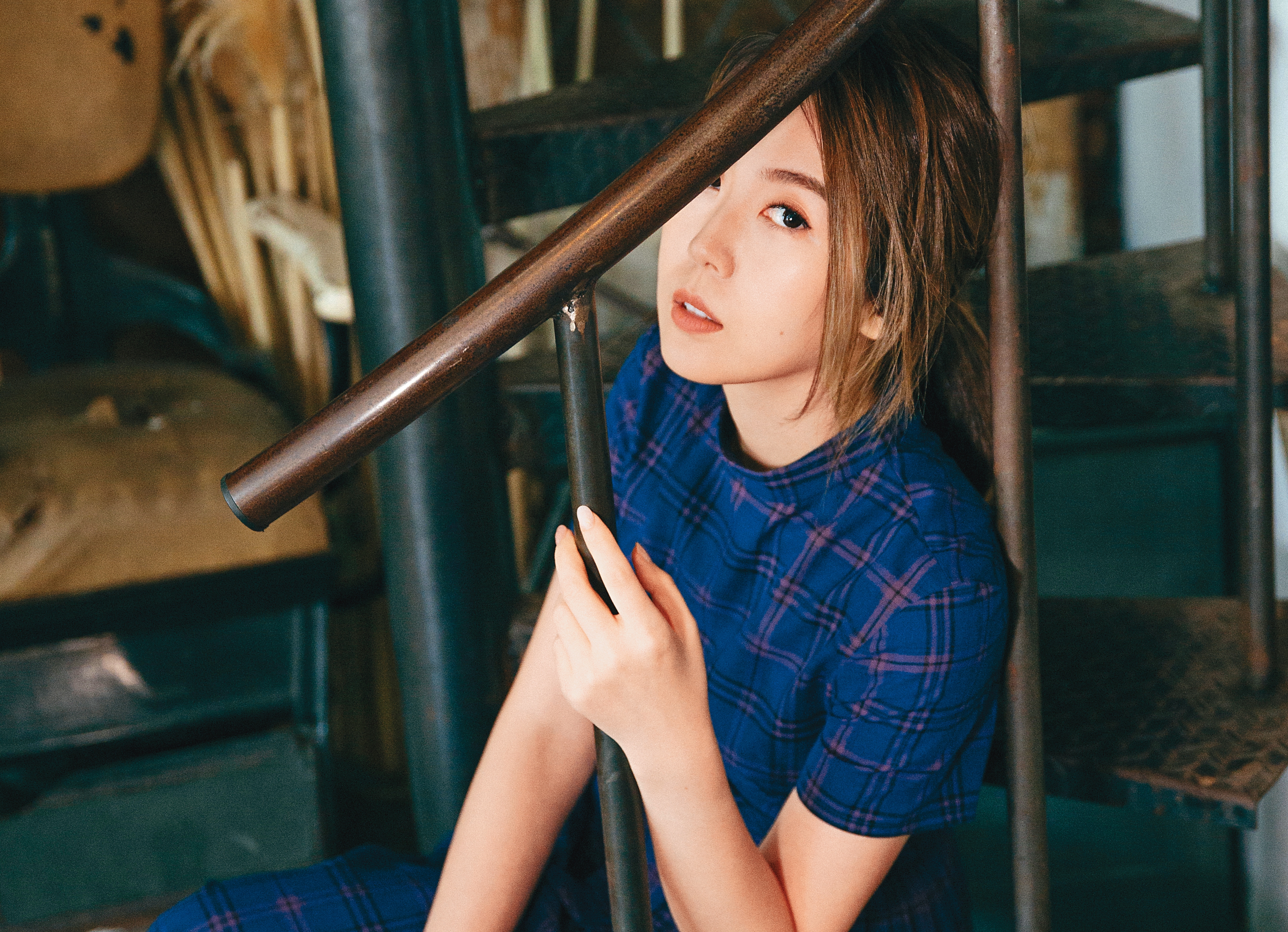 唐芯去年初發行首張〈黏你〉實體單曲後，獲得不錯迴響，日前再度發行實體單曲〈怎麼忘了你〉。