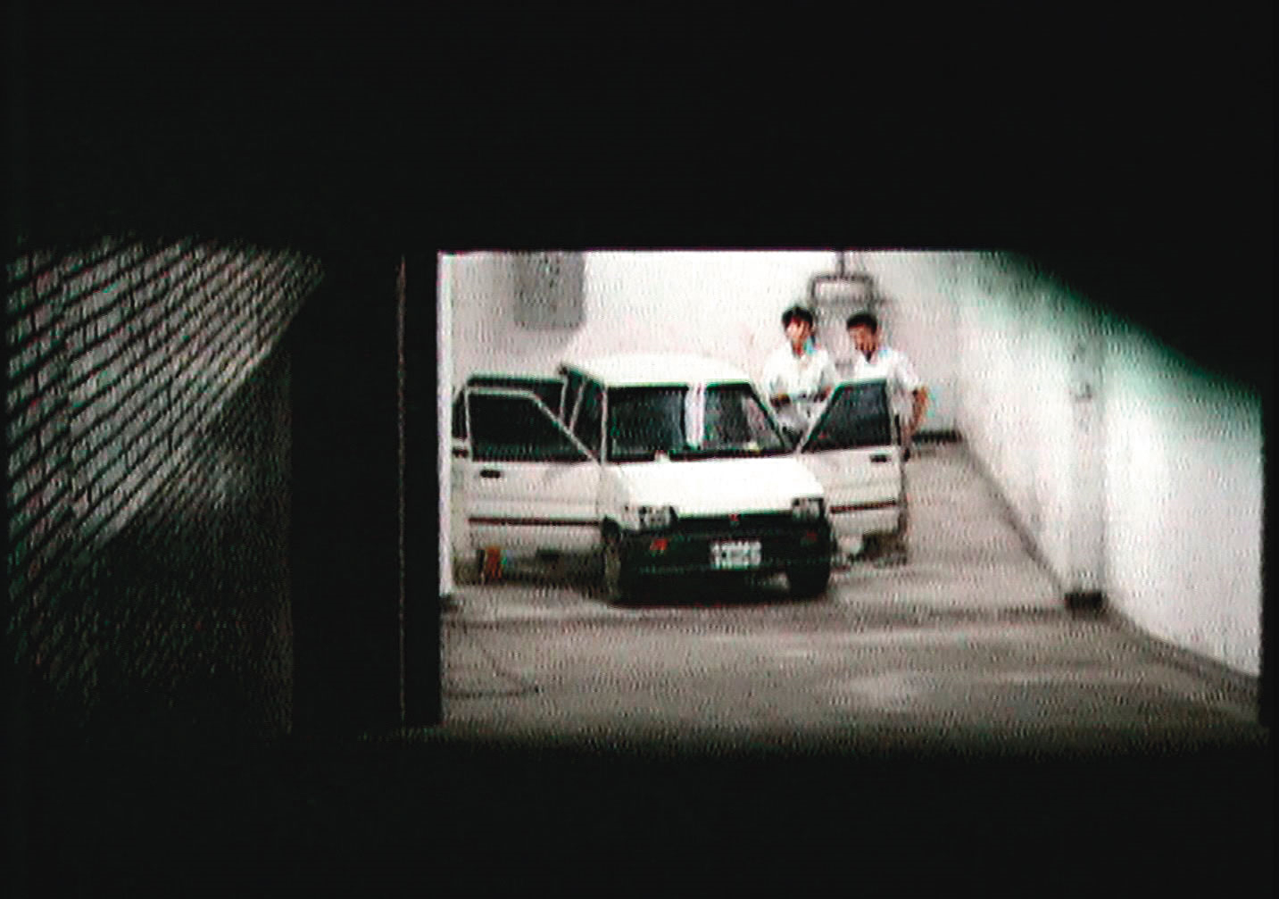 小凶手犯案後原本想駕駛死者的車逃走,但因不知如何開鐵捲門,最後棄車離開。圖為警方現場蒐證畫面。(東森新聞提供)