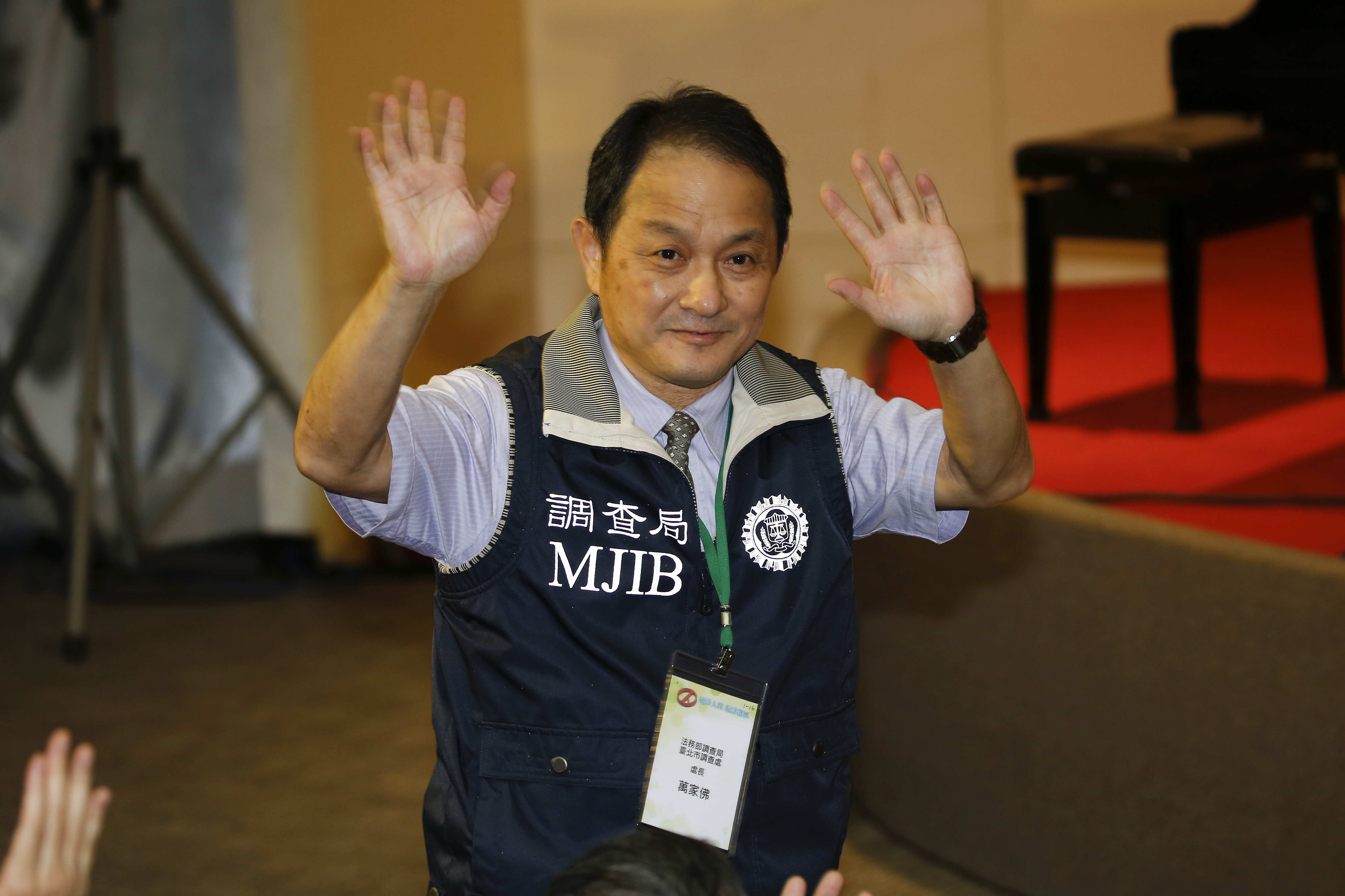 出身基層的調查局主祕萬家佛，在今天公布的人事案中更上層樓，升任副局長。