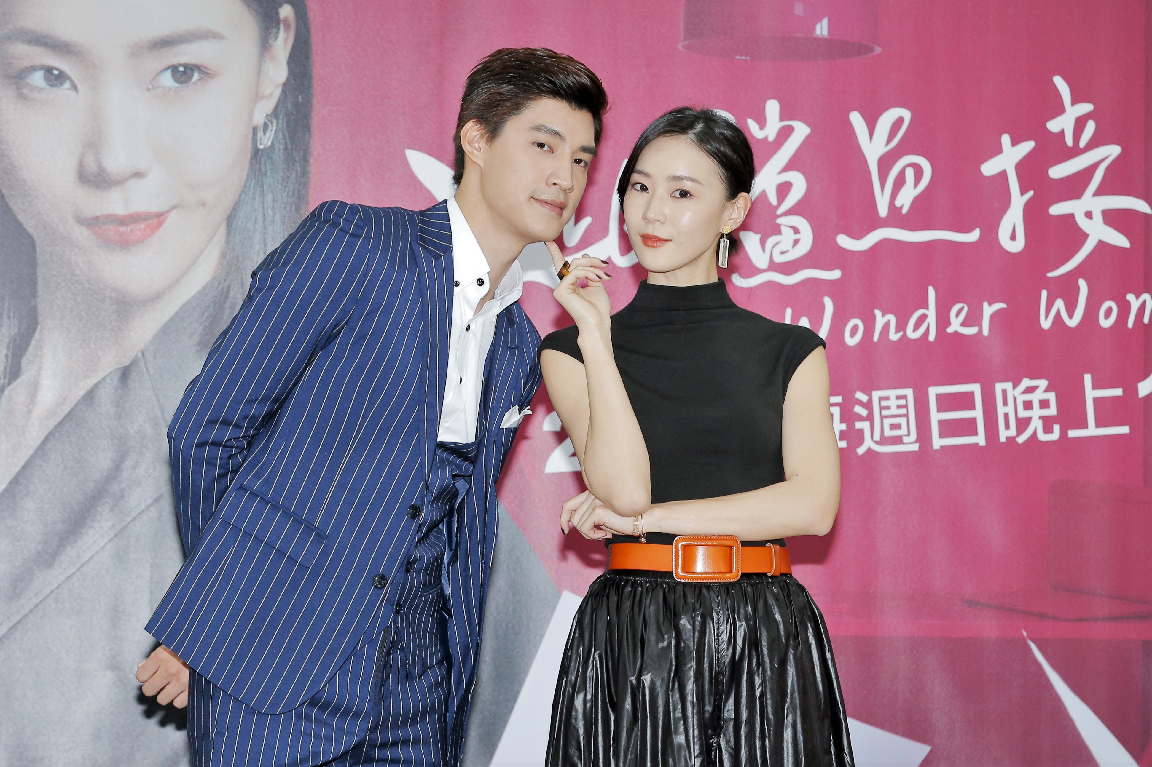 近期肺炎疫情蔓延，羅宏正（左）開玩笑表示拍吻戲都得靠酒精漱口。