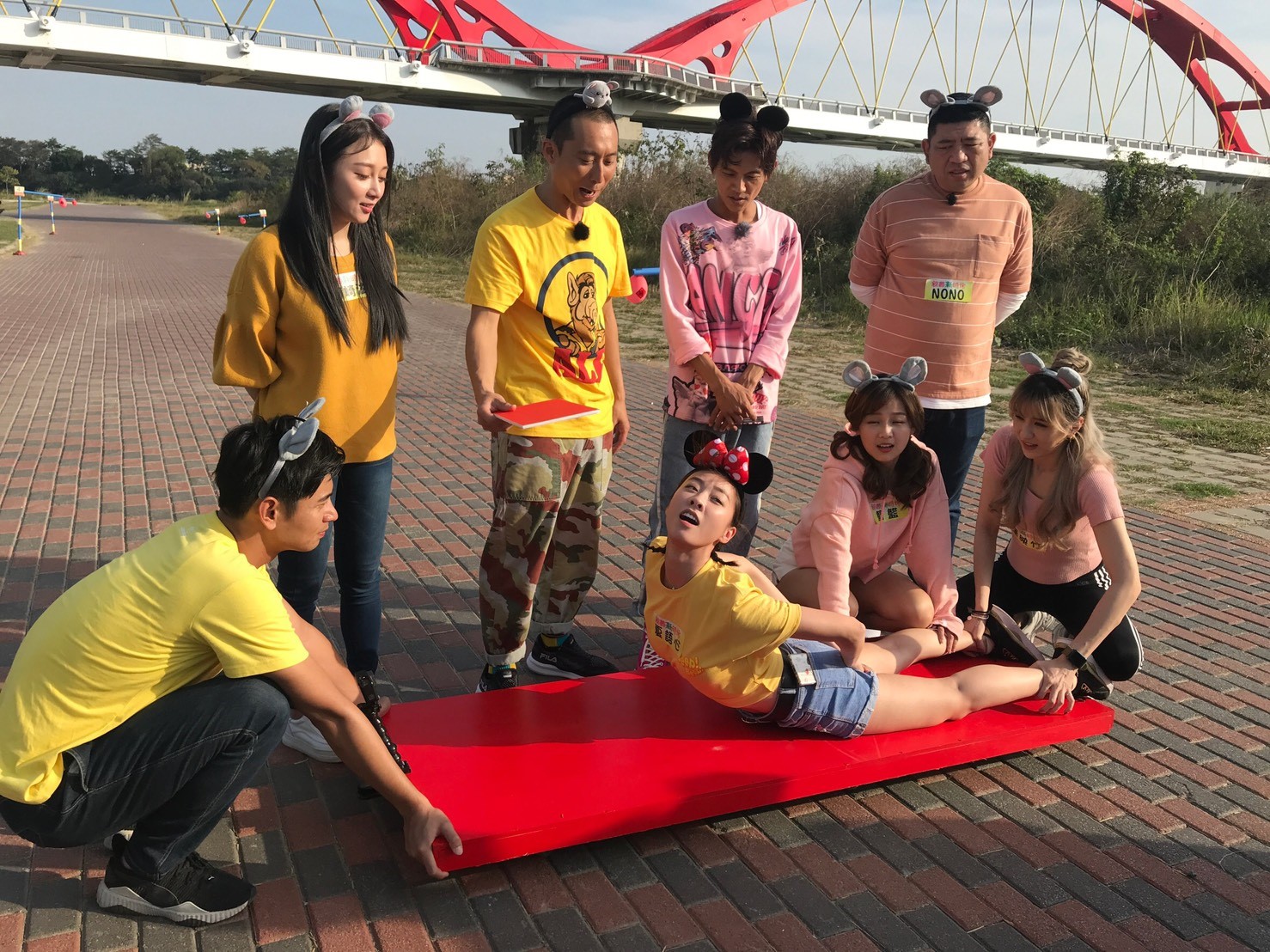 夏語心闖關展現性感好腰力。（圖／民視提供）