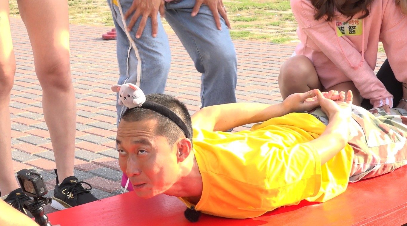 浩子因罹患僵直性脊椎炎，闖關時表情相當扭曲。（圖／民視提供）