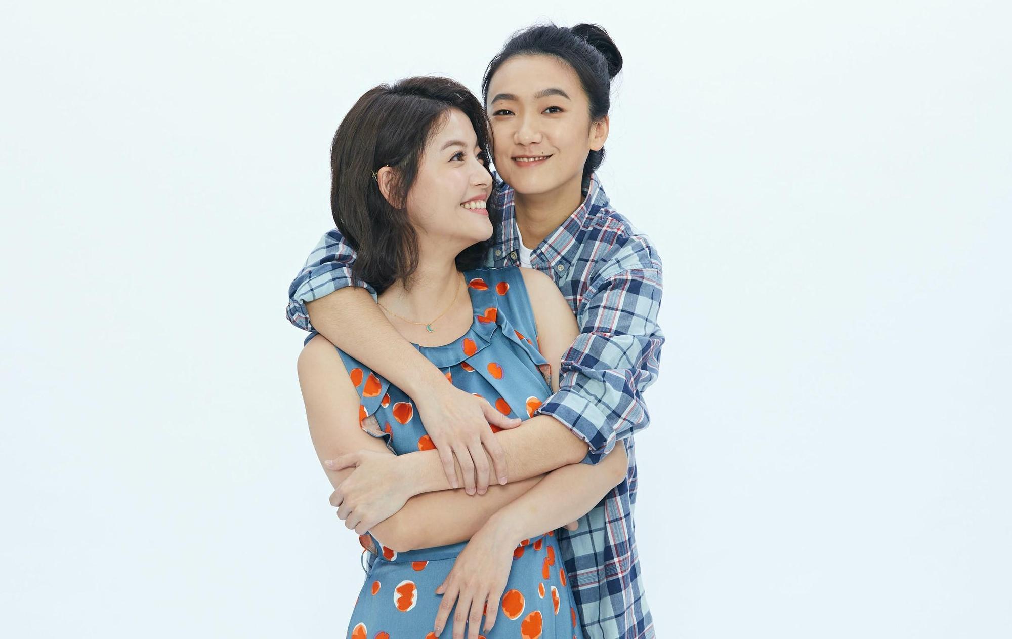 王樂妍（左）《偽婚男女》被趙逸嵐使勁摟腰羞紅臉。（圖／故事工廠提供）