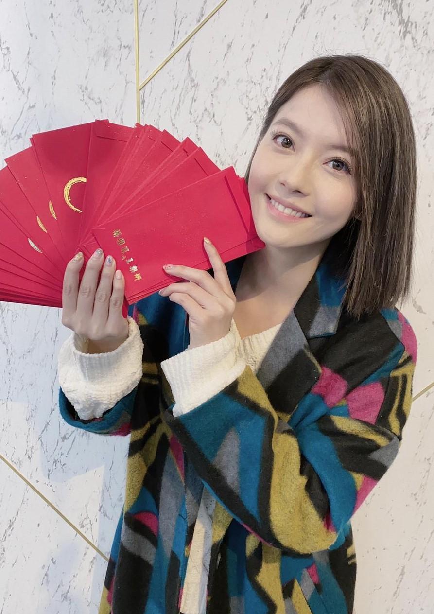 王樂妍開工狂灑自製的「幸福鼠於你」紅包。（圖／故事工廠提供）