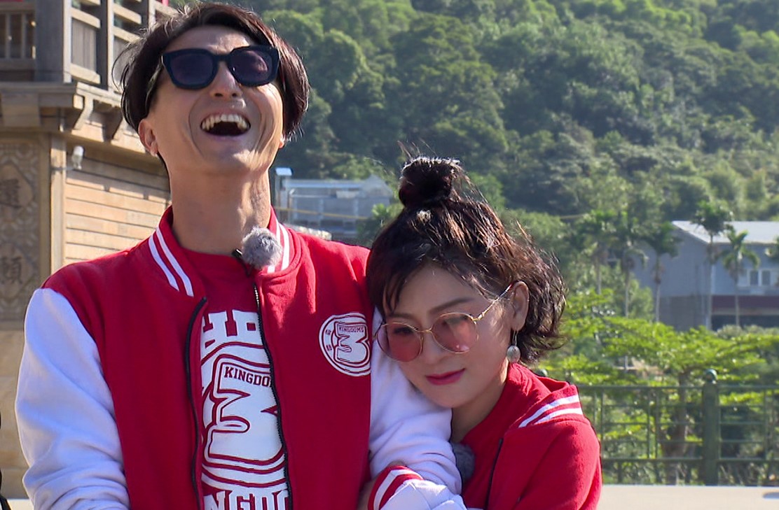 王彩樺為闖關獎金，雙手擒抱王少偉嬌喊「老公」。（圖／台視提供）