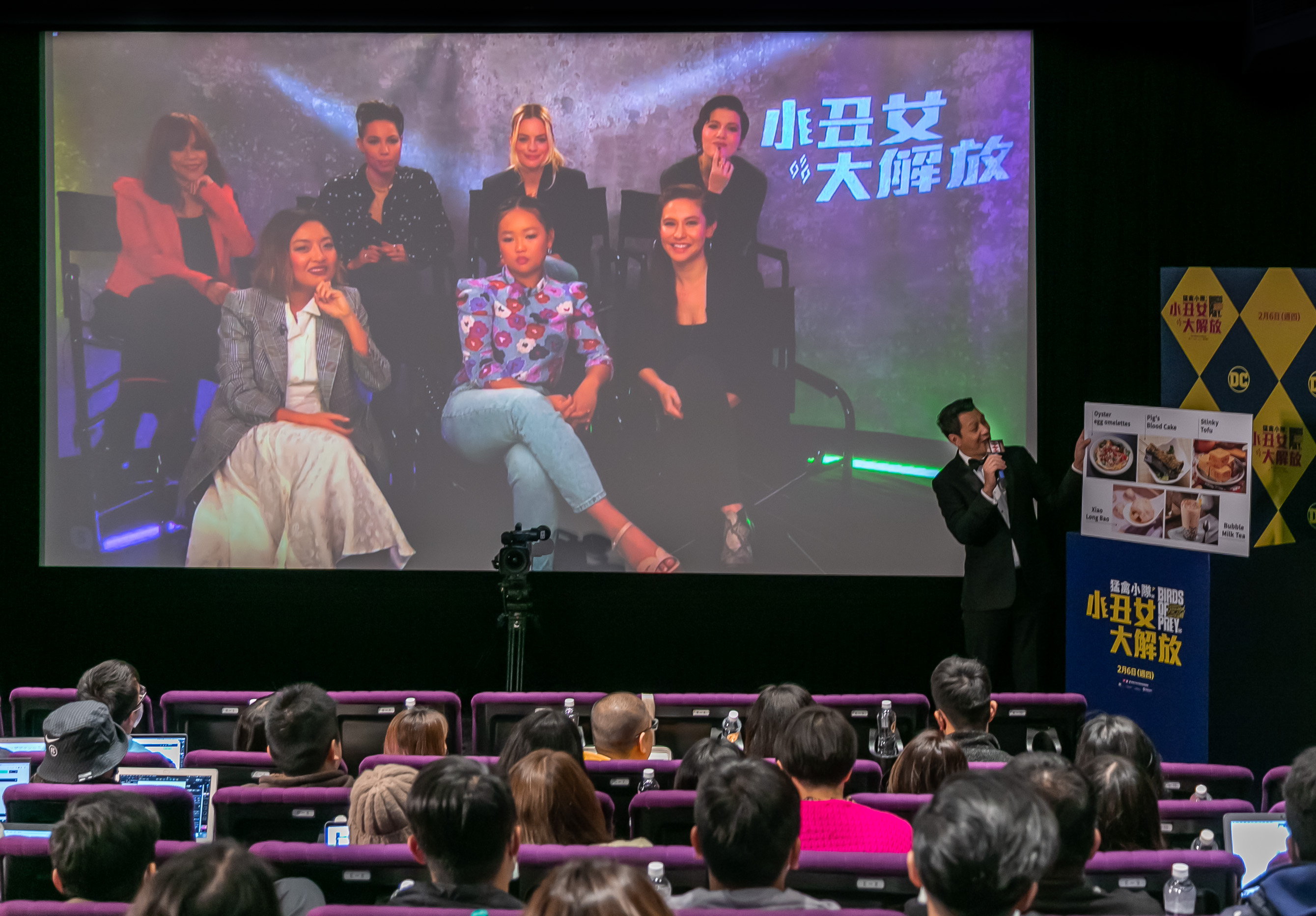《猛禽小隊》導演閻羽茜（前排左起）、艾拉潔巴斯科、編劇Christina Hodson，以及蘿西培瑞茲（後排左起）、朱妮絲莫利特、瑪格羅比、瑪麗伊莉莎白文斯蒂德，與台灣媒體進行越洋訪問。（華納兄弟提供）