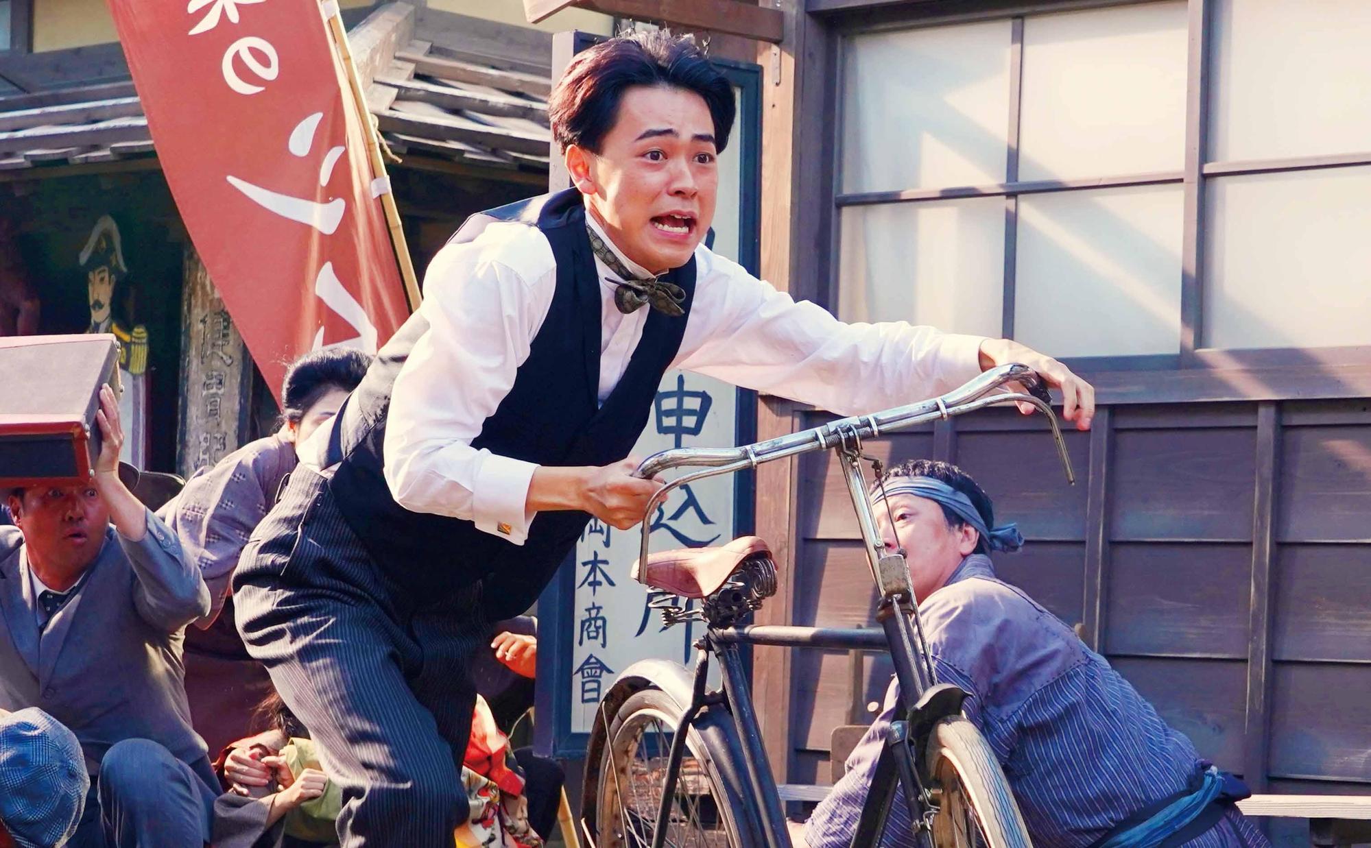 成田凌片中淪落成「冒牌辯士」，做案失風差點被逮，引來小偷集團及刑警追蹤。（天馬行空）