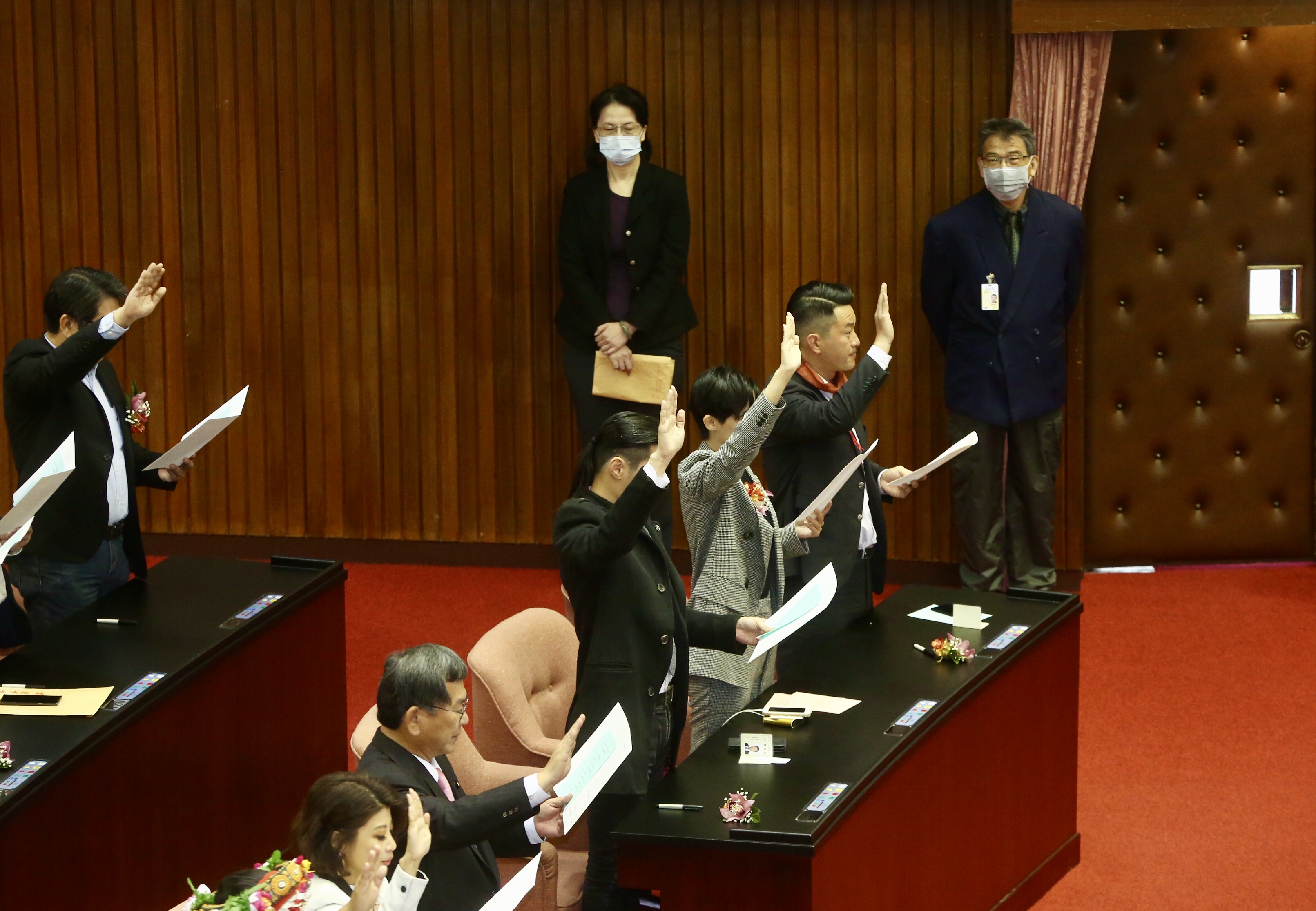 台灣基進黨立委陳柏惟(右起)、民進黨立委賴品妤、無黨籍立委林昶佐都舉右手宣讀誓詞。