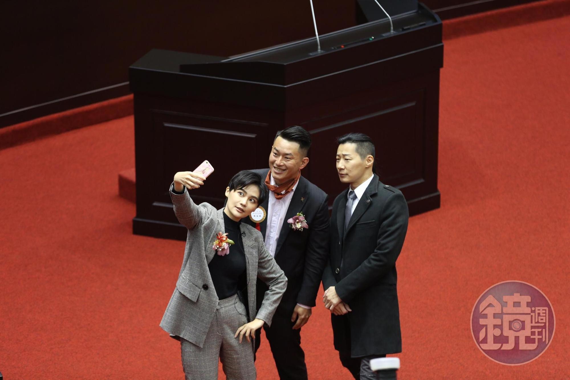 宣誓就職前,民進黨新科立委賴品妤與無黨籍立委林昶佐、台灣基進立委陳柏惟在主席台前自拍合照。