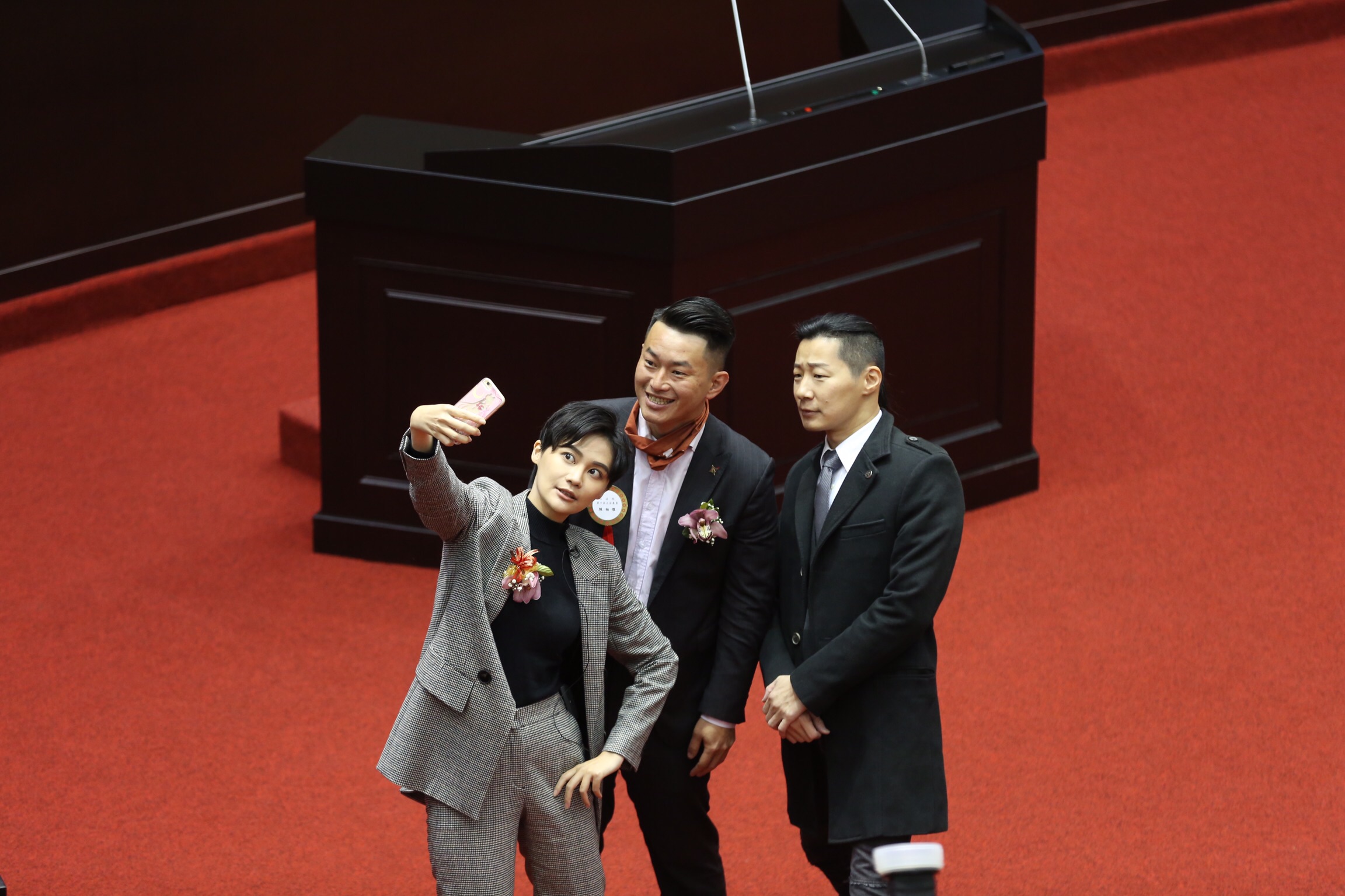 宣誓就職前,民進黨新科立委賴品妤與無黨籍立委林昶佐、台灣基進立委陳柏惟在主席台前自拍合照。