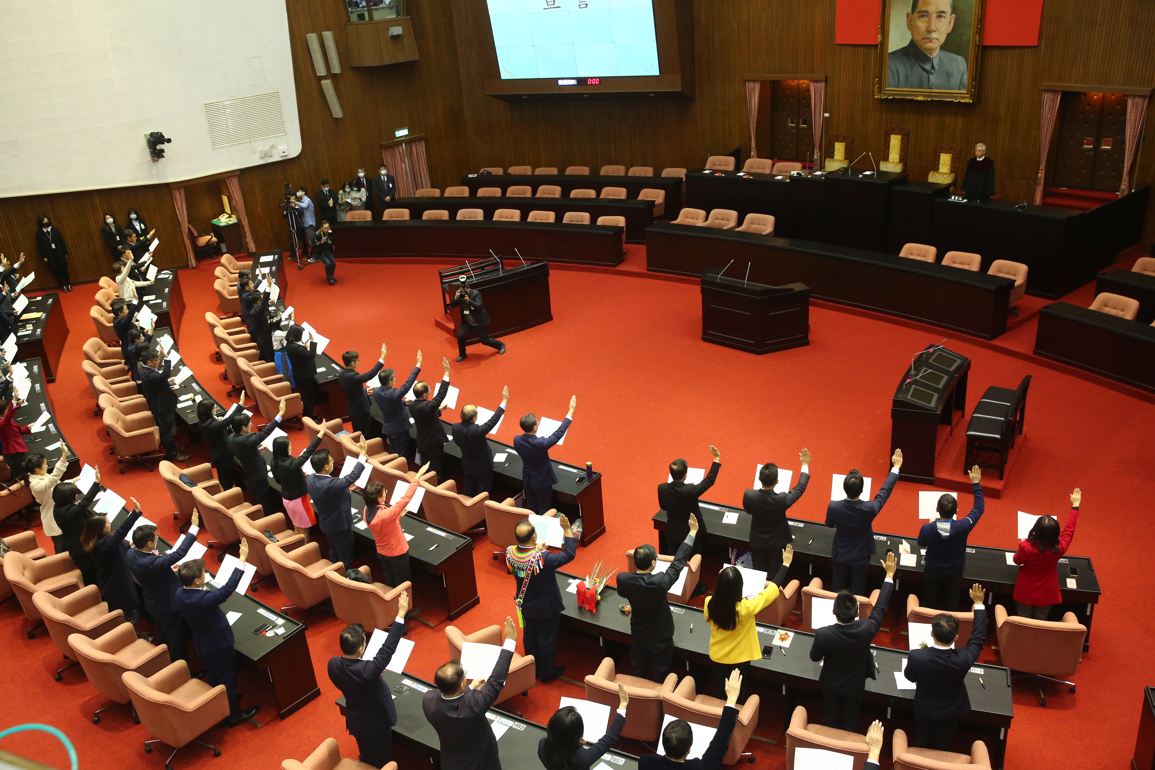 第10屆立委在大法官吳陳鐶監誓下宣誓就職。