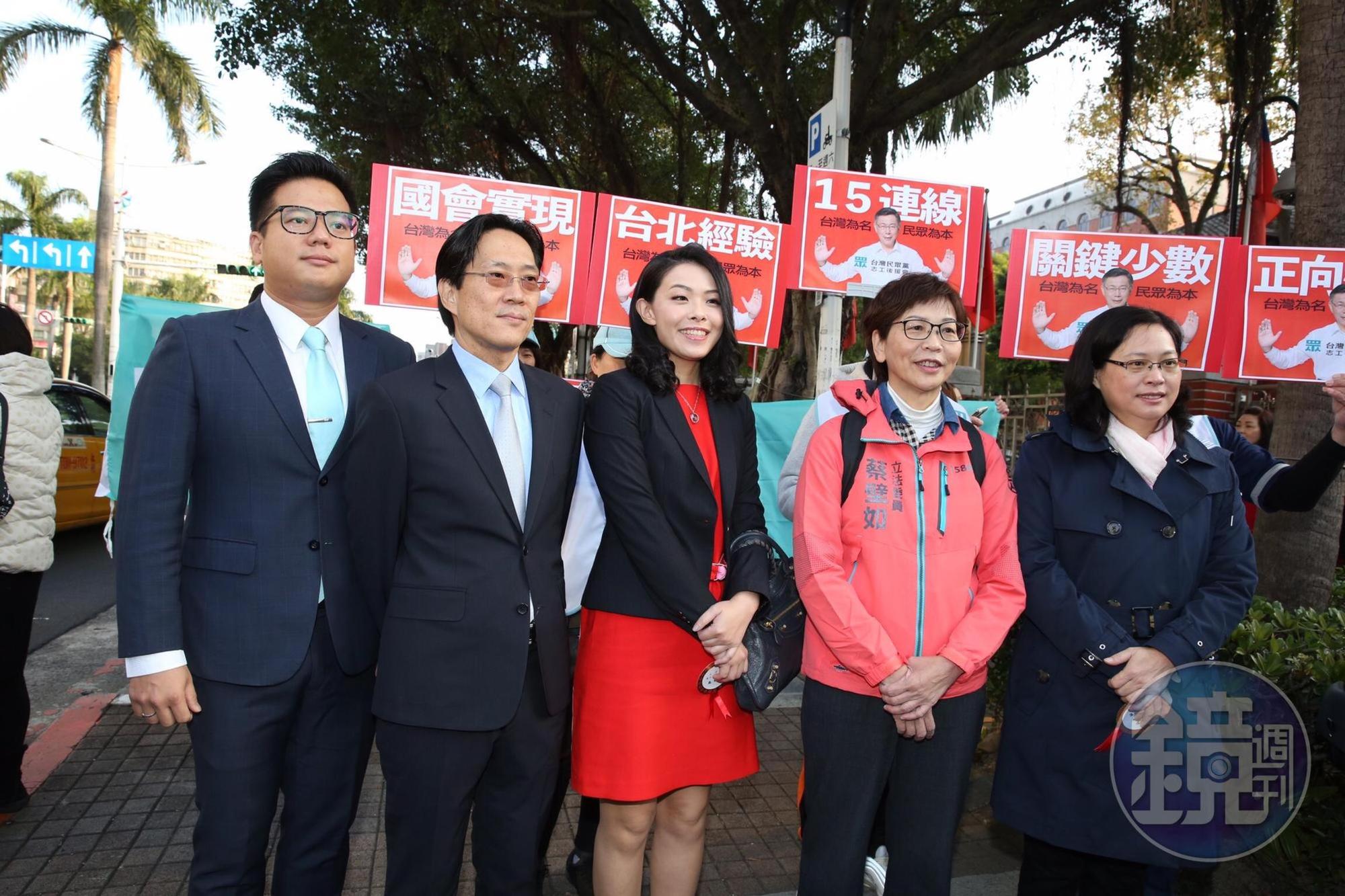 台灣民眾黨5位立委決議院長支持民進黨立委游錫堃，副院長則支持賴香伶（右1）。