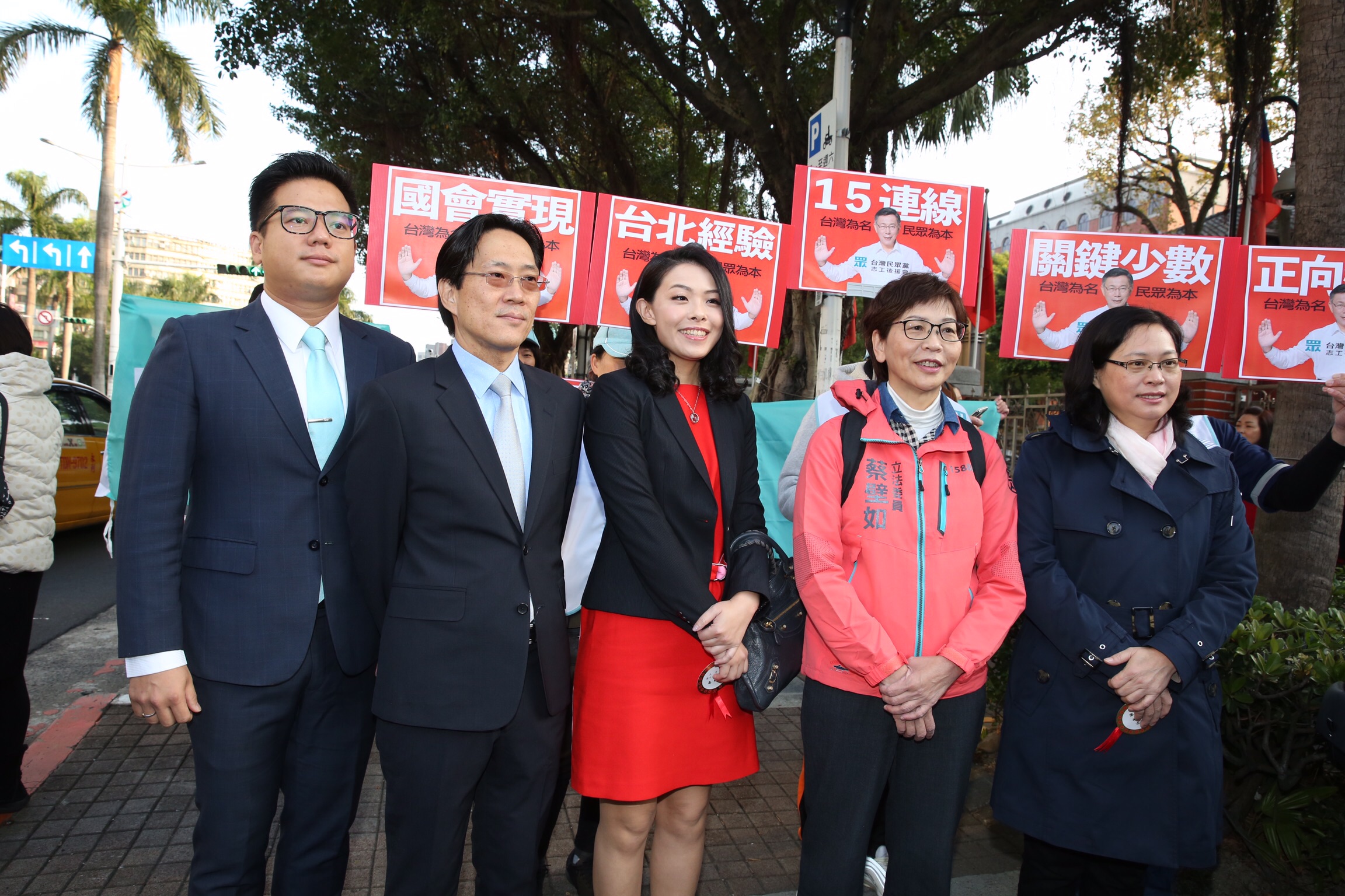台灣民眾黨5位立委決議院長支持民進黨立委游錫堃，副院長則支持賴香伶（右1）。